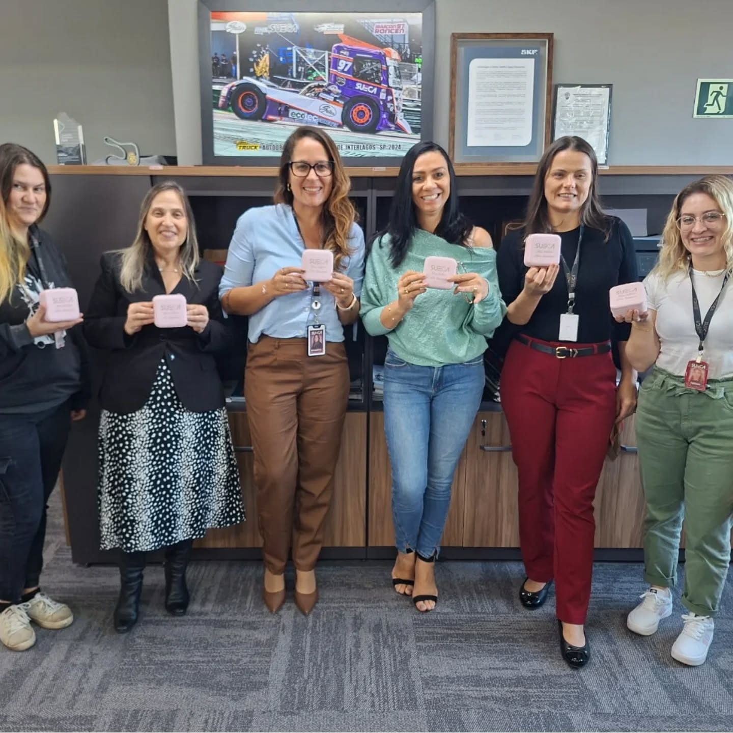 Joias que brilham. Mães que iluminam.
Neste Dia das Mães, preparamos um presente especial para aquelas que tornam nossos dias mais humanos, fortes e inspiradores: um porta-joias carregado de significado, representando o brilho único que cada mãe carrega dentro de si.
Mais do que homenagear, queremos agradecer.
Agradecer às mães que fazem parte da nossa história e também às famílias que caminham ao nosso lado, permitindo que possamos crescer juntos todos os dias. Cada mãe tem um papel essencial na construção da nossa empresa, porque por trás de toda dedicação, coragem e amor, existe uma mulher extraordinária que inspira pelo exemplo.
Mulheres fortes, acolhedoras, resilientes e cheias de luz, que conciliam sonhos, responsabilidades, desafios e afeto com uma grandeza que emociona e transforma.
Hoje celebramos não apenas o amor de mãe, mas a força feminina que cuida, ensina, apoia, lidera e ilumina vidas por onde passa.
Nossa gratidão e carinho a todas as mães da família Sueca Rolamentos. Vocês são preciosas para nós.
Feliz Dia das Mães!