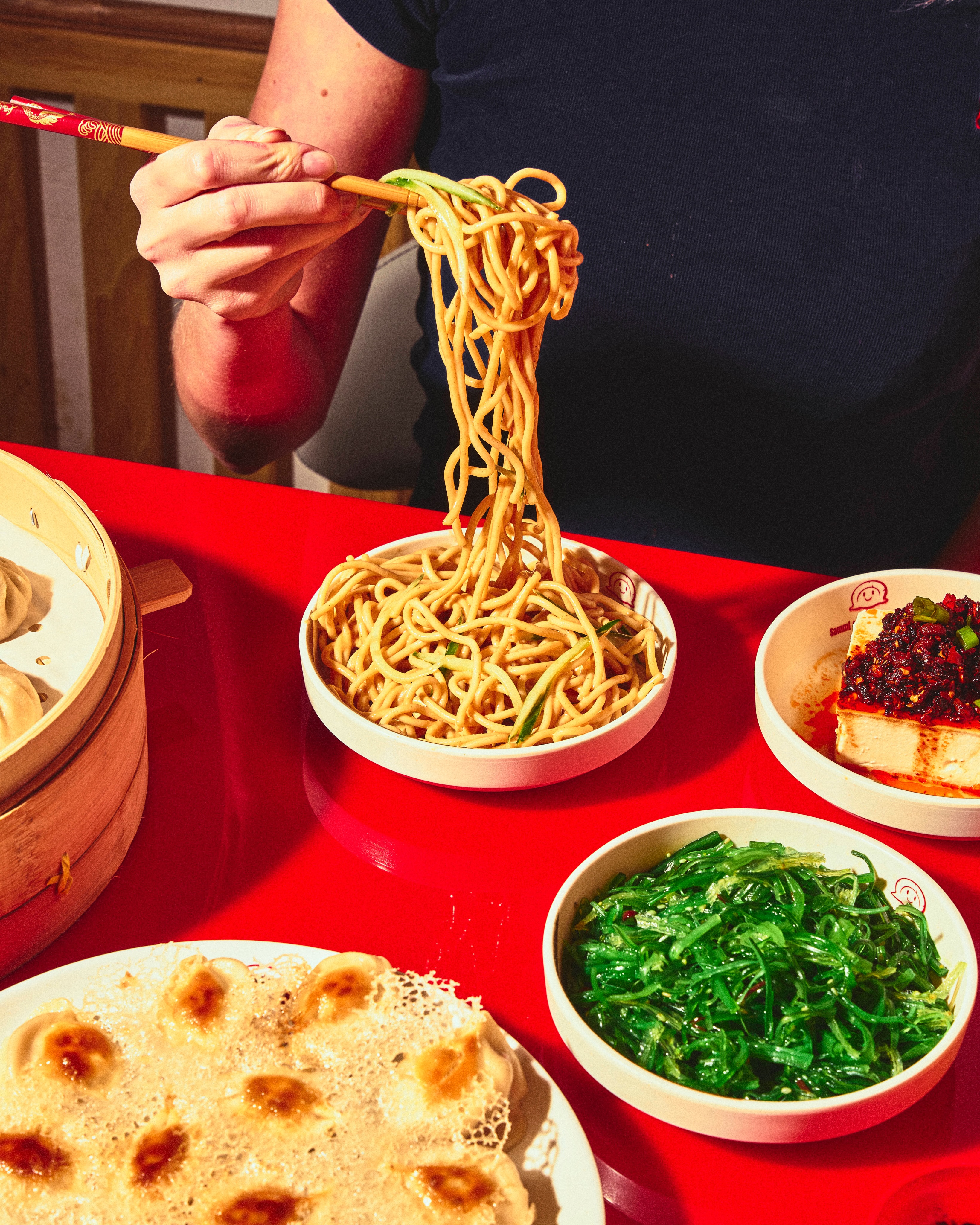 Grand soleil, faim de nouilles ! ☀️🍜
Accompagne votre dumplings d’été avec la fraîcheur de nos nouilles froides à la sauce arachide. C’est quoi votre duo d’été ? 🔥
Sun’s out, noods out!☀️🍜
Pair your summer dumplings with our refreshing cold noodles with peanut butter sauce. What’s your summer combo? 🔥
#summerfood #dumpling #asiancuisine #mtlresto #mtlsummer