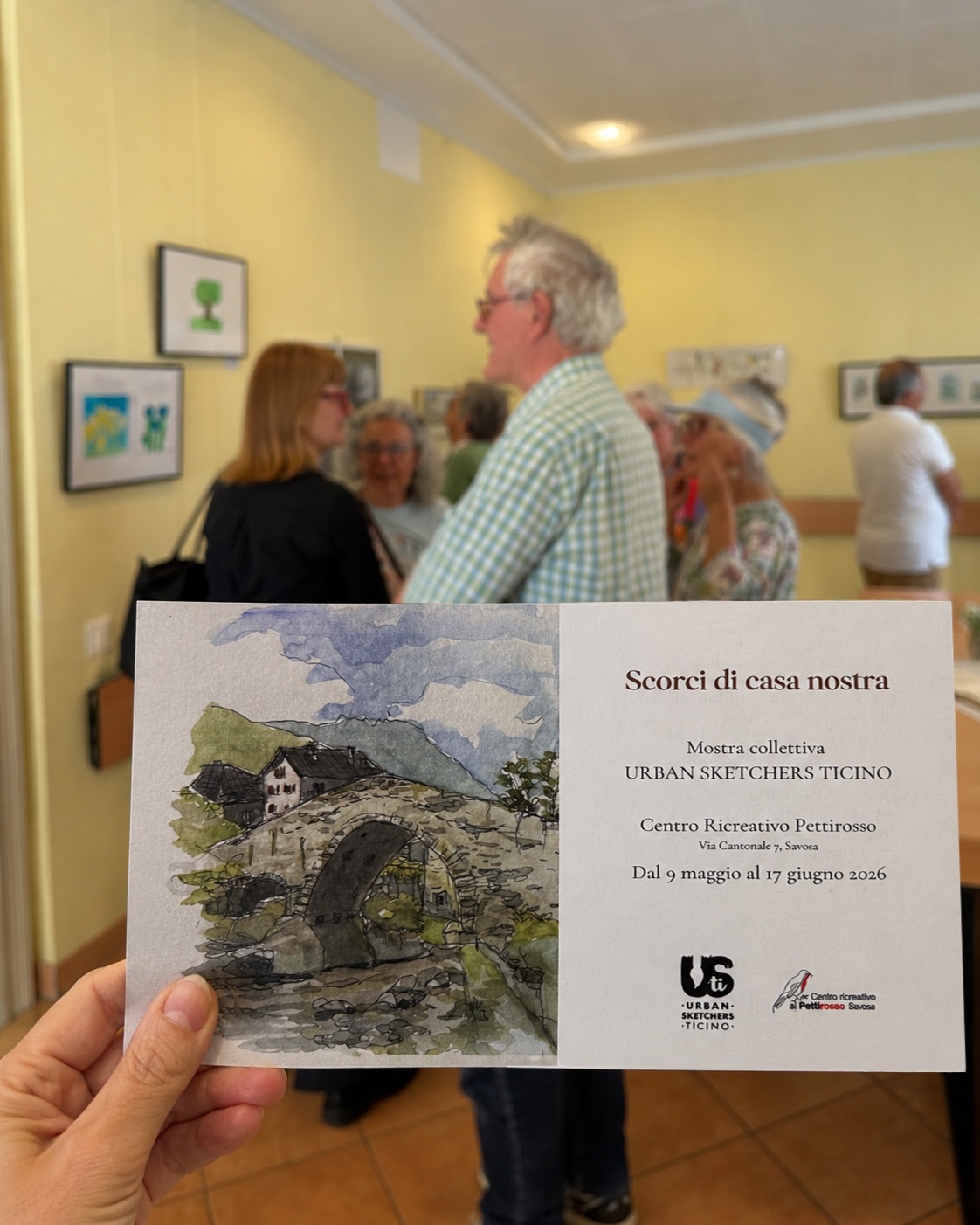 ✨ “Scorci di casa nostra” è in corso! 🖌️🏡
Lo scorso 9 maggio si è tenuto il vernissage della mostra collettiva USTi
“Scorci di casa nostra”, un momento molto bello di incontro, condivisione e scoperta attraverso gli sguardi e i taccuini dei nostri sketchers.
Tra vicoli, portoni, cortili e scorci ticinesi, le opere esposte raccontano luoghi vicini e familiari con sensibilità, osservazione lenta e interpretazioni personali ✏️
Un grande grazie a tutte le persone che hanno partecipato all’inaugurazione e contribuito a rendere speciale questo momento 💛
📍 La mostra è visitabile presso il Centro Ricreativo Il Pettirosso di Savosa
🗓️ fino al 17 giugno 2026
C’è ancora tempo per passare a scoprire i lavori esposti!
#UrbanSketchersTicino #ScorciDiCasaNostra #MostraCollettivaUSTi #DisegnoDalVero #SketchLife #TaccuiniDiViaggio #ArteInTicino #USTi #Savosa #DisegnareInsieme #CarnetDeVoyage