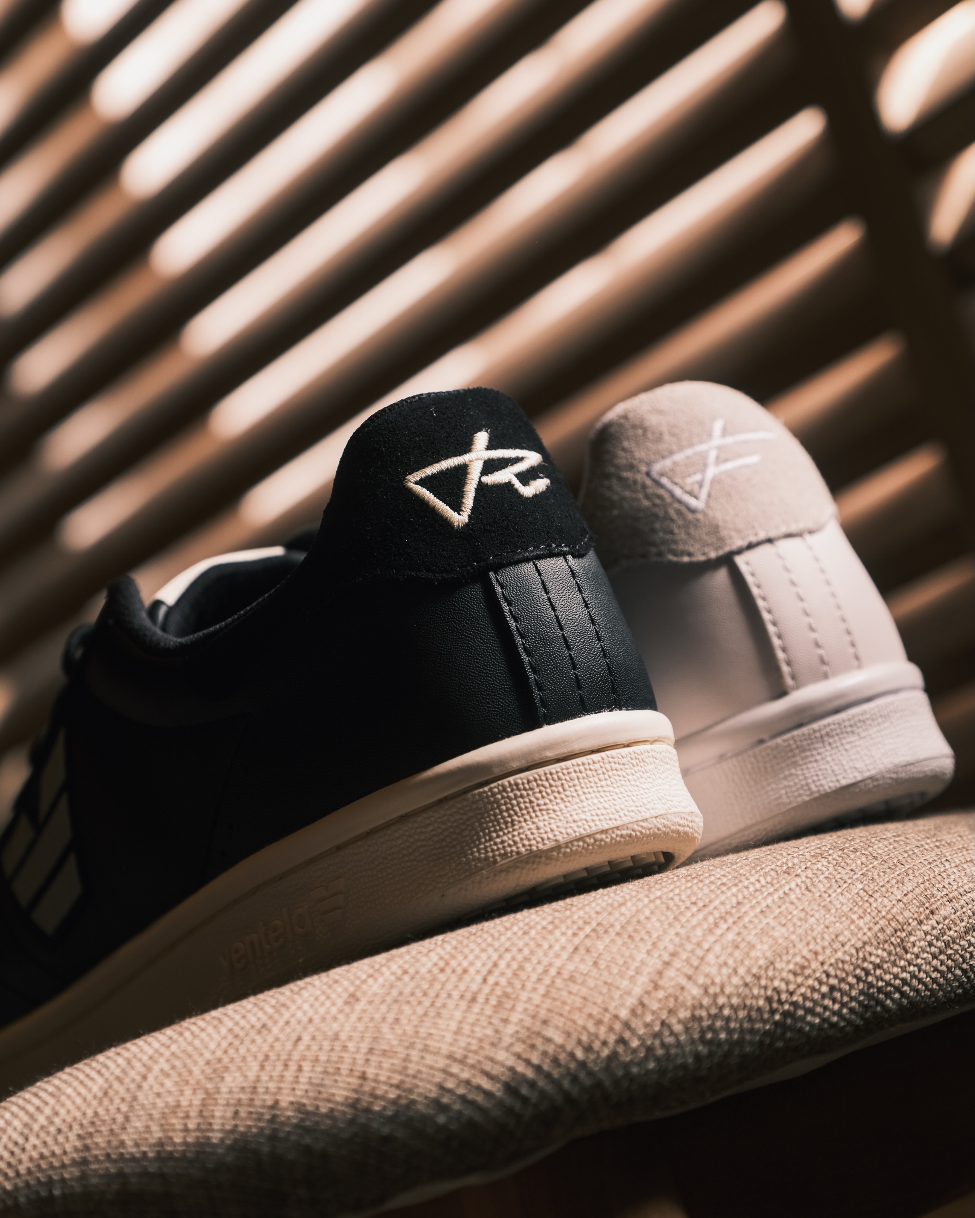 Yang bikin jatuh suka kadang bukan first impression.
Tapi detail-detail kecil yang pelan-pelan kepikiran terus.
Ventela RF - edisi spesial kolaborasi bersama @rizkyfbian
dengan sentuhan khas yang quietly stands out.
429.800 IDR
Black or white?
dua-duanya punya cara sendiri buat ngambil hati kamu.
#VentelaRF #VentelaXRizkyFebian