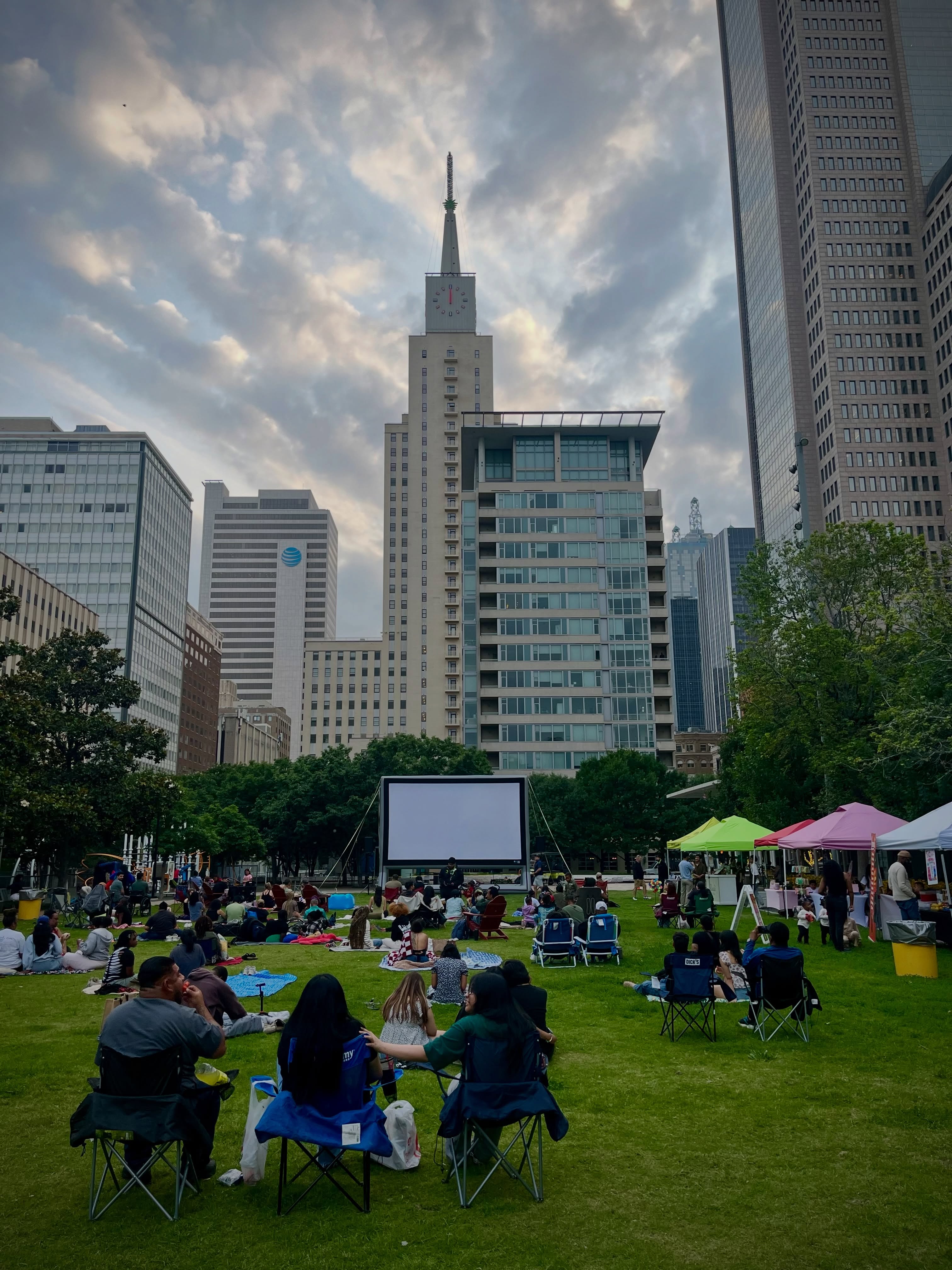 Slab roadtrip to Dallas to see what other beautiful Texas cities are doing in outdoor cinema. Thanks to Juan Galvan, Director of Park Programming & Events at @downtown_dallas for sharing some knowledge! #outdoorcinema #tx #outdoormovie #movieinthepark