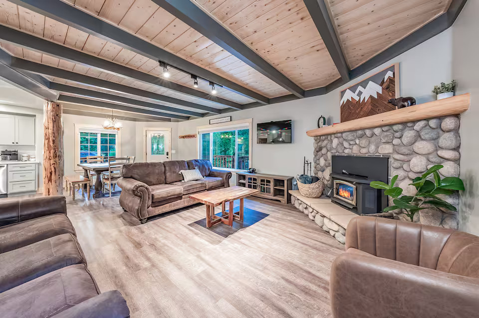 Tucked into the mountains like the sweetest little nest. 🪺🌲The Sparrow’s Nest is the kind of cute, cozy cabin where families can slow down + settle in. Sometimes the best family getaway is finding your perfect little nest in Shaver Lake.🤎
👉️Book direct: www.thecabinhost.com