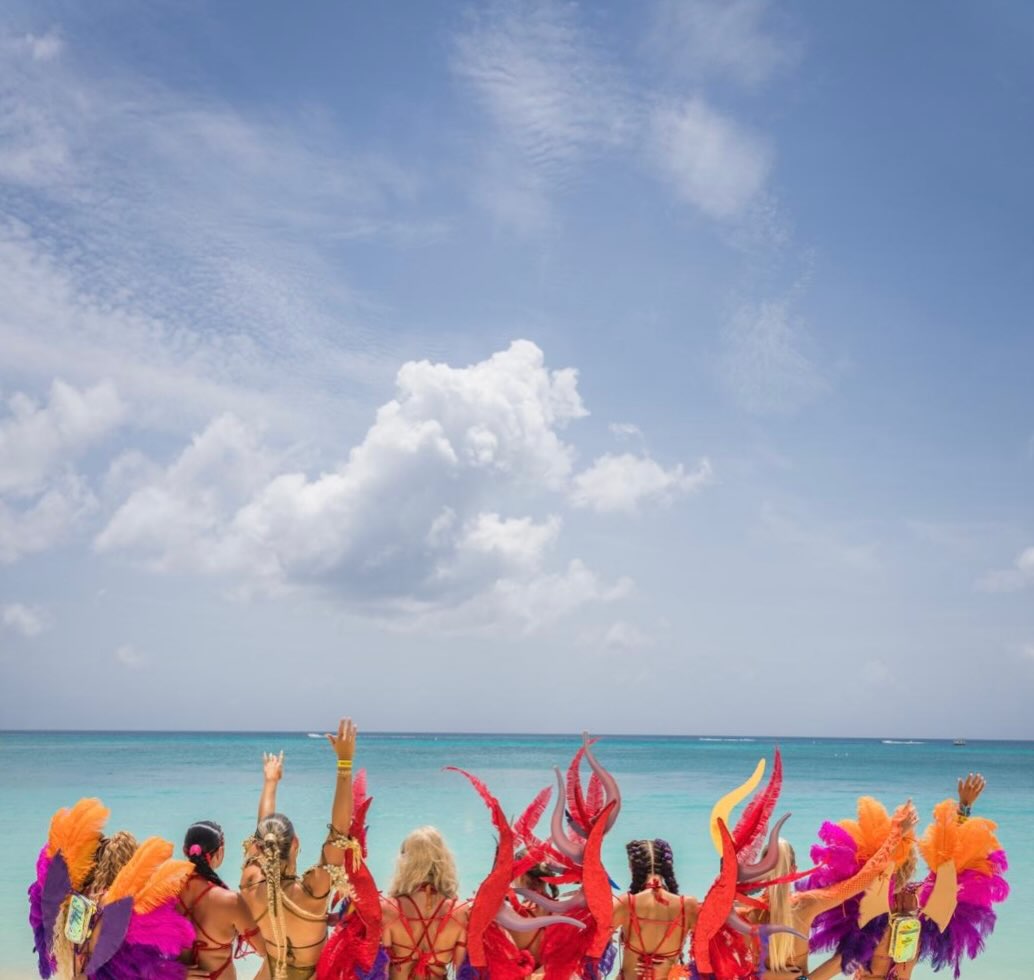 Feathers, color and good vibes incoming🌺
Batabano 2026 is where rhythm meets tradition and the streets come alive like nowhere else!
Passing right by Caribbean Club on West Bay Road Saturday May 23rd✨
Experience the magic of Cayman Culture.
Photo by: @deepblueimages