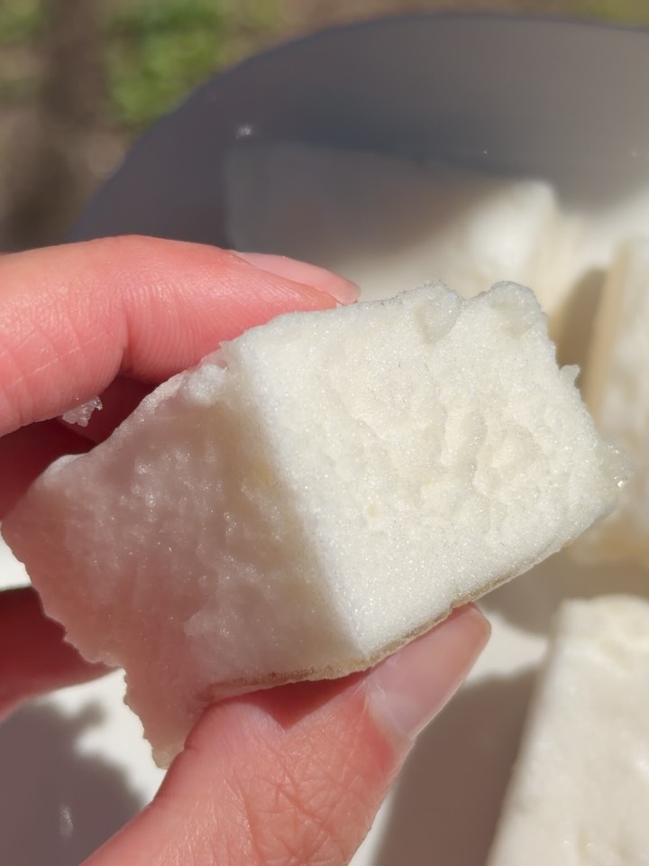 Homemade marshmallows are probably the easiest thing I’ve ever made. Enjoy this food p*rn☁️
4 ingredients!! Joint health, skin benefits, and a sweet little treat. All the things. Recipe on my blog in my bio :)