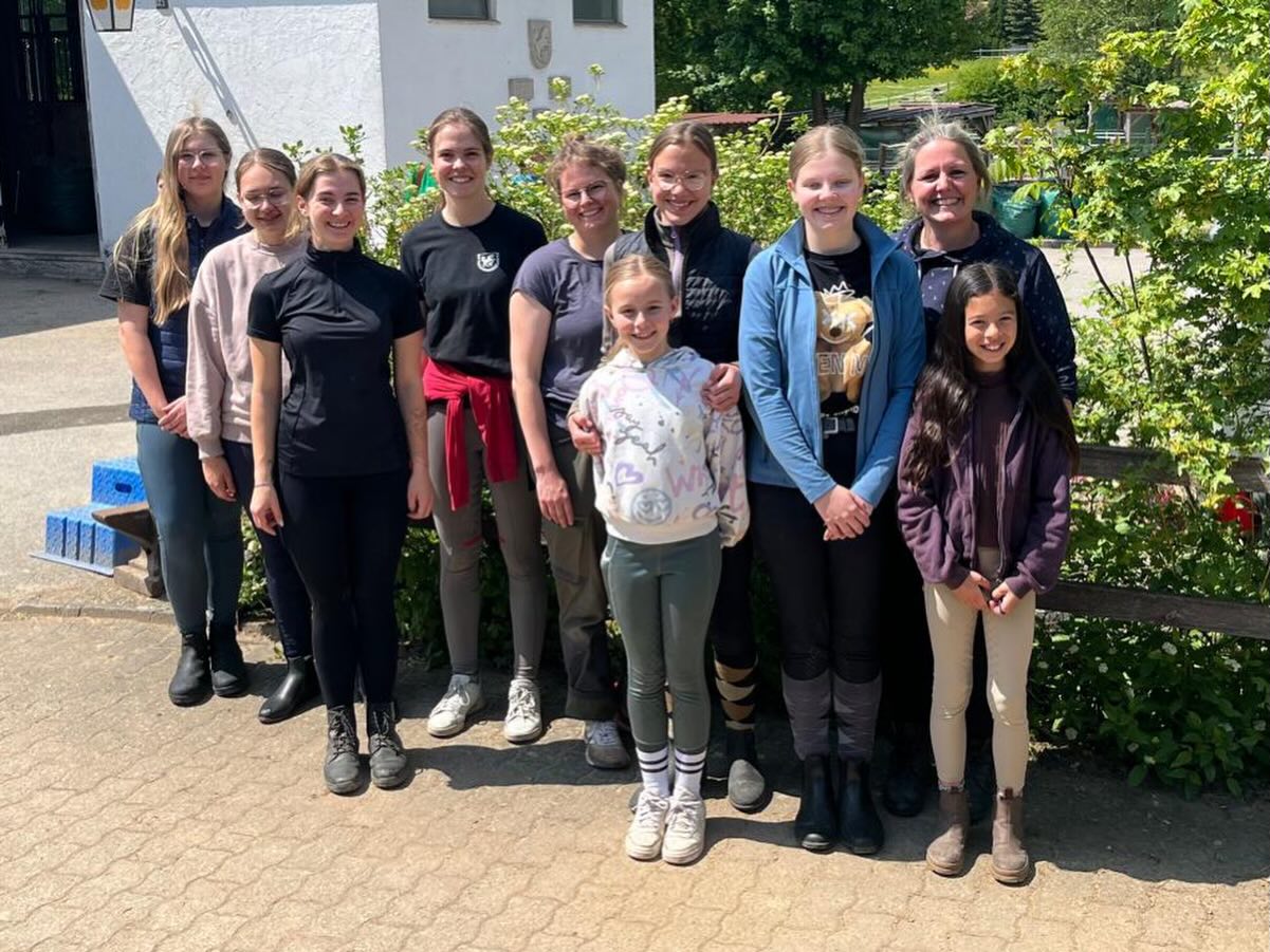 Eine Woche nach unserem großen Arbeitseinsatz waren wir direkt wieder fleißig – diesen Samstag standen aber ganz besonders unsere Schulpferde im Mittelpunkt. 😁
In den Boxen wurden Futtertröge und Tränken gründlich geputzt, die Gitterstäbe von Spinnenweben befreit und die Paddocks vom Winterdreck erlöst. Außerdem wurden die Winterdecken eingelagert und die Fliegendecken ausgepackt – natürlich unter der kritischen Aufsicht von unserem Freddy … 🐈👀
Auch alle Putzkästen wurden mal wieder gründlich gewaschen und die komplette Schulpferde-Sattelkammer sortiert und ausgemistet. ✨
Nach der ganzen Arbeit gab es zur Stärkung Nudeln mit super leckerer Bolognesesoße von Chefköchin Laura. 🍝😄
Am Nachmittag waren dann unsere Schulis selbst dran: Nachdem sie den Vormittag entspannt auf der Koppel verbringen konnten, wurden sie von oben bis unten geschniegelt und gestriegelt. Für eine Ganzkörperdusche war es zwar noch etwas zu kalt, aber die Schweife sind jetzt wieder frisch gewaschen, die Hufe poliert und eingeölt – und Mara, Spocki, Infi, Amarok, Max und Zorro waren am Ende sogar noch ein kleines Stück schöner als sie sowieso schon sind. 🥰✨
Ein riesiges Dankeschön an alle fleißigen Reitschülerinnen und Reitbeteiligungen für euren Einsatz! Trotz der Arbeit hatten wir einen tollen Tag und jede Menge Spaß. Sowas werden wir in Zukunft garantiert öfter machen! 💪🐎🤍