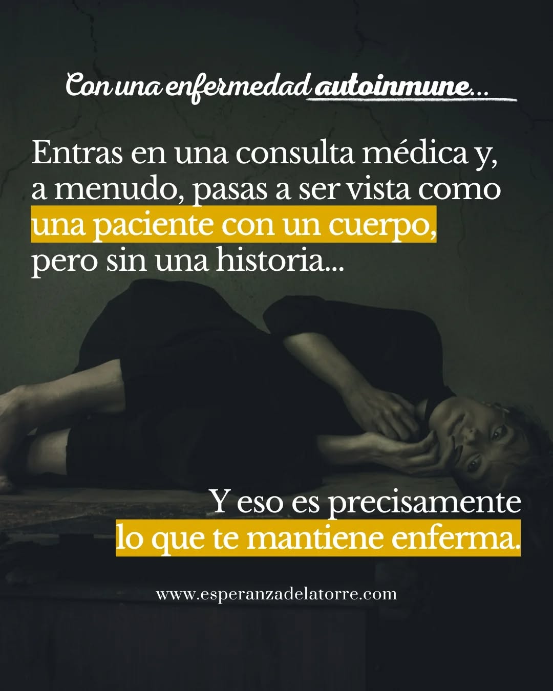 Puede que los síntomas y la enfermedad no comiencen donde normalmente crees que comienzan.
Y es que los síntomas no aparecen en un vacío. 𝐍𝐨 𝐬𝐮𝐫𝐠𝐞𝐧 𝐞𝐧 𝐮𝐧 𝐜𝐮𝐞𝐫𝐩𝐨 𝐚𝐢𝐬𝐥𝐚𝐝𝐨, ni en una vida desconectada de quien la vive.
Aparecen en una persona concreta, con 𝐮𝐧𝐚 𝐟𝐨𝐫𝐦𝐚 𝐜𝐨𝐧𝐜𝐫𝐞𝐭𝐚 𝐝𝐞 𝐩𝐞𝐫𝐜𝐢𝐛𝐢𝐫, de reaccionar y de sostener la vida.
Porque 𝐥𝐨𝐬 𝐬𝐞𝐫𝐞𝐬 𝐡𝐮𝐦𝐚𝐧𝐨𝐬 𝐧𝐨 𝐥𝐥𝐞𝐠𝐚𝐦𝐨𝐬 𝐞𝐧 𝐛𝐥𝐚𝐧𝐜𝐨 𝐚 𝐞𝐬𝐭𝐚 𝐞𝐱𝐩𝐞𝐫𝐢𝐞𝐧𝐜𝐢𝐚 que es la vida. Llegamos con una determinada condición psicofísica: una sensibilidad, una manera de interpretar lo que ocurre, una forma de vincularnos, de protegernos, de responder.
Y esa forma no es un detalle menor.
Es el punto de partida desde el que 𝐭𝐨𝐝𝐚 𝐧𝐮𝐞𝐬𝐭𝐫𝐚 𝐛𝐢𝐨𝐠𝐫𝐚𝐟í𝐚 𝐬𝐞 𝐯𝐚 𝐚 𝐝𝐞𝐬𝐩𝐥𝐞𝐠𝐚𝐫.
Así que no, 𝐧𝐮𝐞𝐬𝐭𝐫𝐚 𝐛𝐢𝐨𝐠𝐫𝐚𝐟í𝐚 𝐧𝐨 𝐯𝐚 𝐩𝐨𝐫 𝐮𝐧 𝐥𝐚𝐝𝐨 𝐲 𝐞𝐥 𝐜𝐮𝐞𝐫𝐩𝐨 𝐩𝐨𝐫 𝐨𝐭𝐫𝐨. La biografía es el lugar donde esa forma interna entra en contacto con la vida: donde se expresa, se tensiona, se adapta… y también, muchas veces, se desborda.
Y en ese entramado —entre lo que somos/percibimos y lo que vivimos— 𝐞𝐬 𝐝𝐨𝐧𝐝𝐞 𝐚𝐩𝐚𝐫𝐞𝐜𝐞𝐧 𝐥𝐨𝐬 𝐬í𝐧𝐭𝐨𝐦𝐚𝐬.
𝐍𝐨 𝐜𝐨𝐦𝐨 𝐮𝐧 𝐞𝐫𝐫𝐨𝐫.
No como algo separado de la vida.
Sino como parte de ese mismo proceso.
Esto no significa que lo que aparece en el cuerpo dependa directa y únicamente de cómo eres.
Significa algo más incómodo y, a la vez, más honesto:
Que 𝐞𝐥 𝐜𝐮𝐞𝐫𝐩𝐨 𝐞𝐬𝐭á 𝐢𝐦𝐩𝐥𝐢𝐜𝐚𝐝𝐨 𝐞𝐧 𝐧𝐮𝐞𝐬𝐭𝐫𝐚 𝐡𝐢𝐬𝐭𝐨𝐫𝐢𝐚.
Que no es ajeno a lo que vivimos.
Y que, en determinados momentos, puede expresar aquello que ha sobrepasado nuestra forma de vivir y sostener determinadas experiencias.
Por eso, intentar eliminar el síntoma sin mirar el conjunto suele llevar a dar vueltas en el mismo sitio. 𝐃𝐞 𝐚𝐡í 𝐪𝐮𝐞 𝐮𝐧𝐚 𝐞𝐧𝐟𝐞𝐫𝐦𝐞𝐝𝐚𝐝 𝐬𝐞 𝐜𝐫𝐨𝐧𝐢𝐟𝐢𝐪𝐮𝐞.
Por eso, cuando se mira desde ahí, cuando la persona empieza a ver cómo efectivamente a cada síntoma...
👇🏻 CONTINÚA EN COMENTARIOS 👇🏻
.
.
.
.
.
.
.
.
.
#enfermedadesautoinmunes #enfermedadautoinmune #autoinmune #autoinmunes #enfermedadesinvisibles