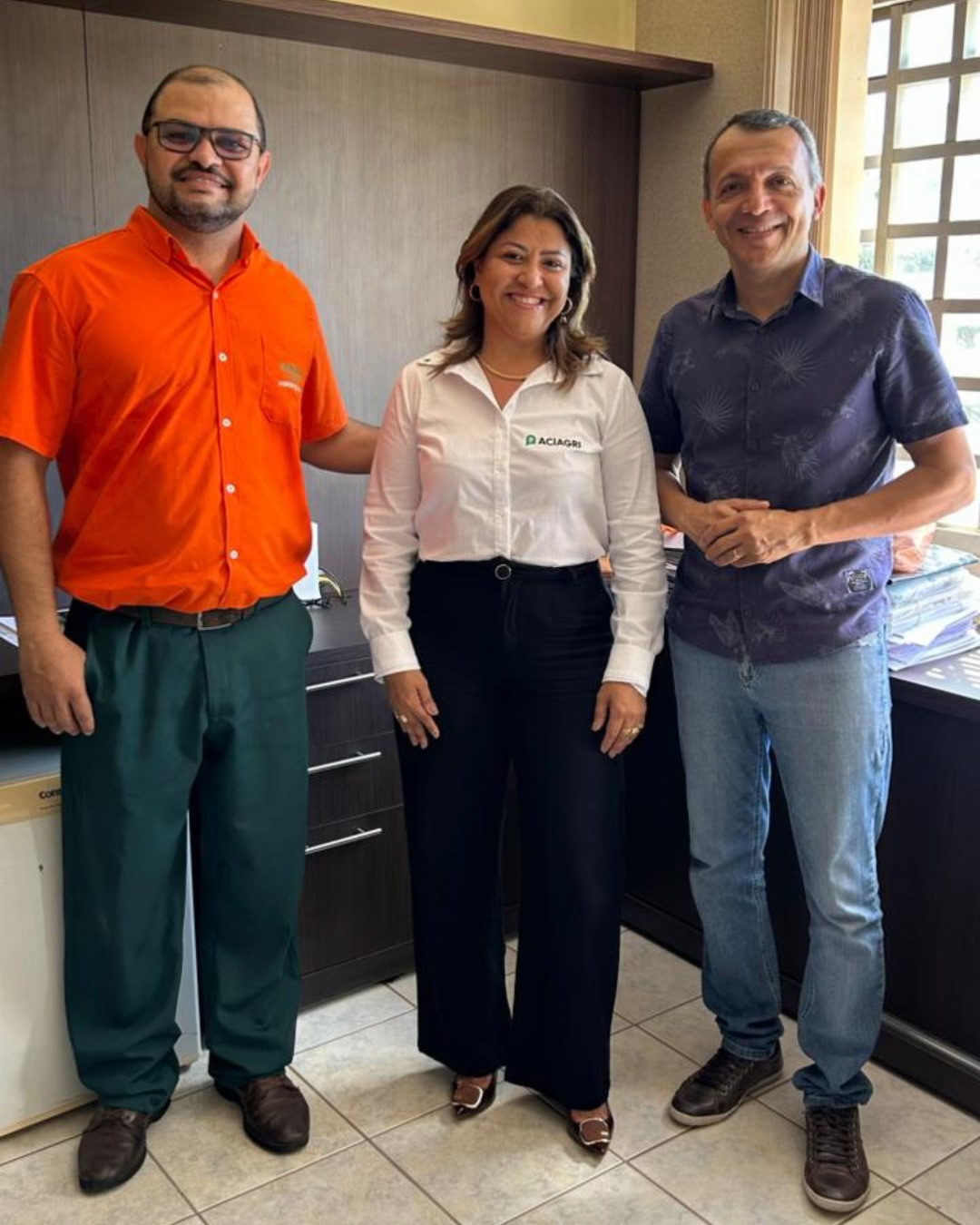 Fortalecer conexões e construir soluções também faz parte do nosso compromisso com o agro da região. 🌱💚
Hoje, estivemos na Cerrado Agropecuária, em São Desidério, para alinhamentos sobre o recebimento itinerante que será realizado no município, uma iniciativa que contribui para o fortalecimento das boas práticas no campo e para a destinação correta das embalagens vazias.🤩♻️
📸:
Rennê Portela - Gerente Administrativo Cerrado Agropecuária
🤝 Tatiana Silva - Gerente financeira da ACIAGRI
🤝 José Carlos Carvalho - Proprietário Cerrado Agropecuária
ACIAGRI - Força que representa! ✊