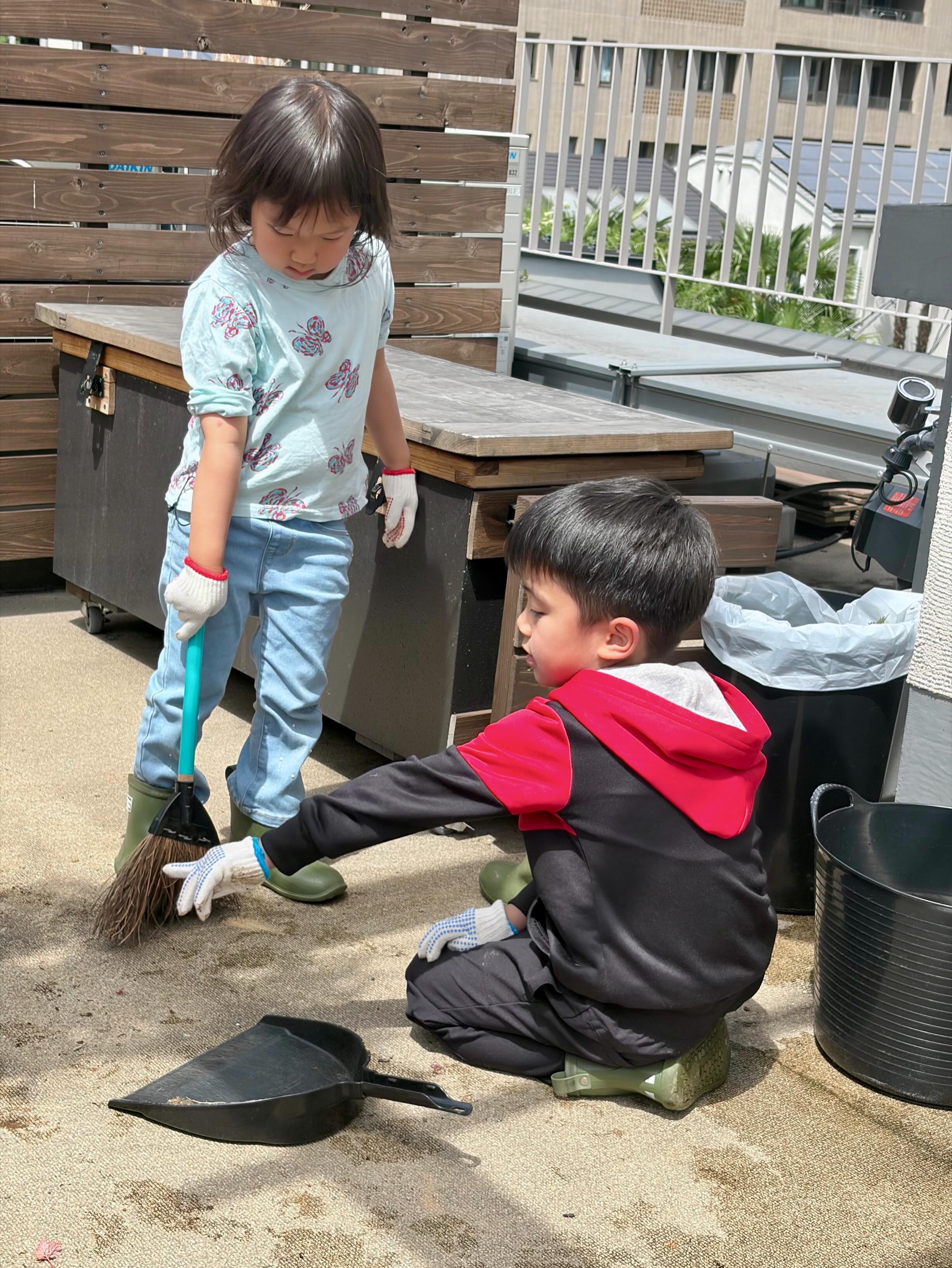 When children care for their environment - wiping easels, scrubbing floors, sweeping up - they begin to understand their role within it. These everyday moments build responsibility, respect, and a quiet sense of pride. 🌱
Share to celebrate mindful children!
