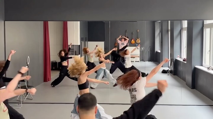4 Minutes - @madonna @justintimberlake
Sessioning with my beautiful souls was exactly what I needed in between rehearsals ✨ ty for pulling up @sara.warna @dannicash_ @babakdavallou @sofiakrafft_