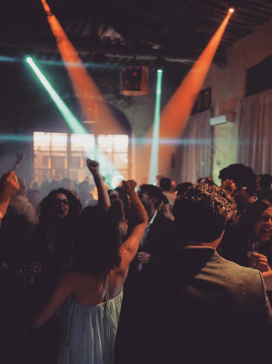 A @villabernardini la notte ha un nome: Limodisco. E dietro alla console, Alex Casini trasforma la notte in qualcosa da ricordare.
#AlexCasini #VillaBernardini #Limodisco #Lucca #LuxuryParty #DJSet #PrivateParty #WeddingParty #ItalianDJ #ExclusiveEvent #PartyVibes #NightLuxury #MusicExperience #DreamParty #LuxuryWedding #EventDJ #TuscanyEvents #VipParty #DancefloorVibes #WeddingEntertainment #PartyMood #DiscoNight #ElegantParty #LiveTheNight #LuxuryLifestyle