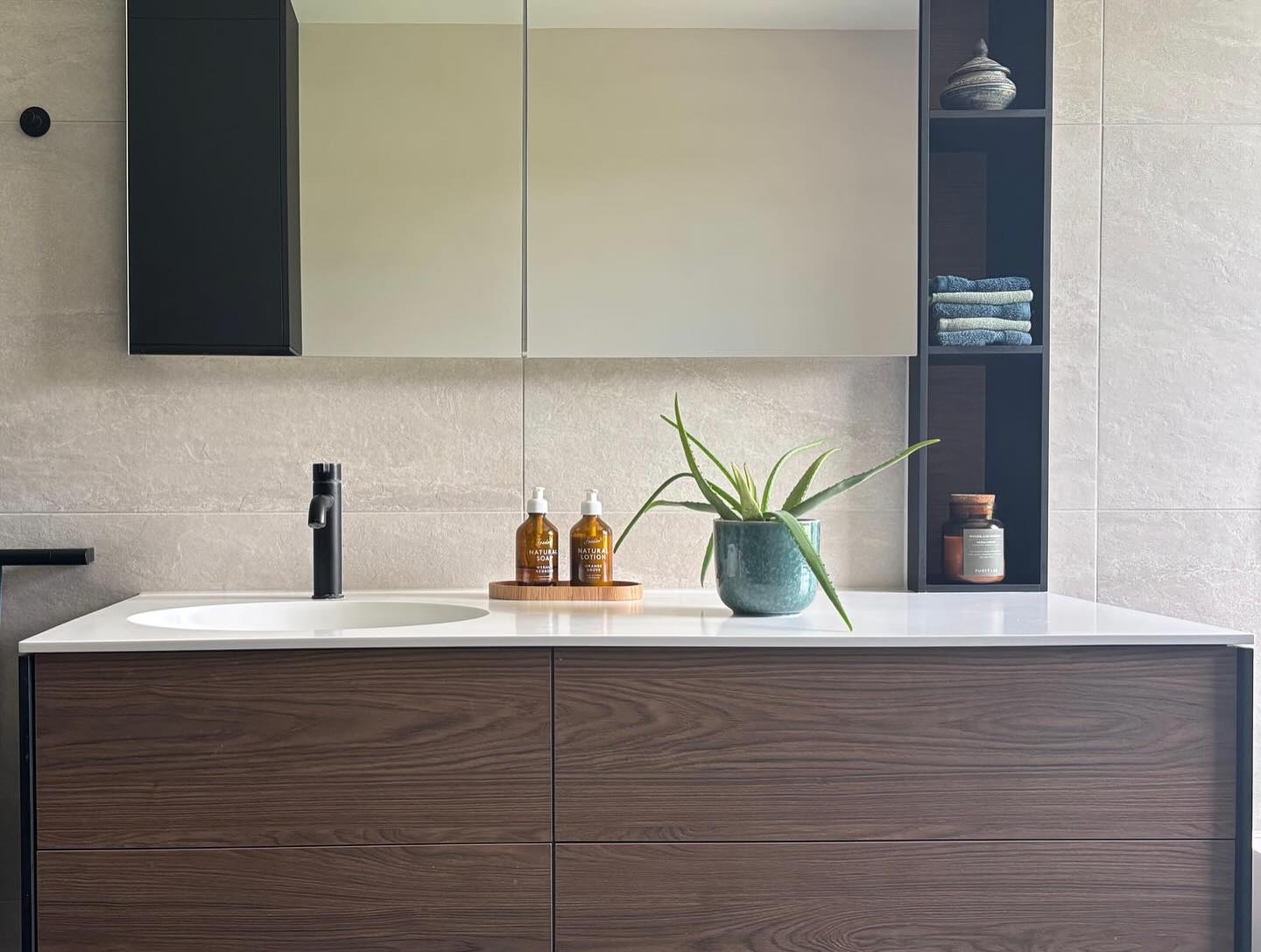 Badzimmermöbel nach Mass mit Corianablage und fugenlosem Lavabo