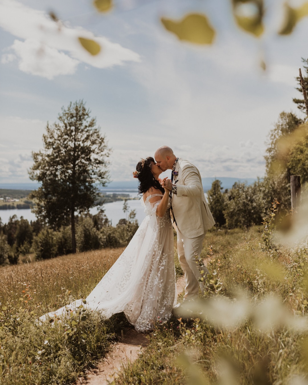 Det magiska med sommarbröllop ✨🌼 Blomstrande ängar, solljuset (eller varför inte dramatiska regnmoln?), färgerna, värmen, solnedgångarna, lukterna och allt det vackra. Så underbart! 😍
Planerar ni att gifta er nästa sommar så är det jättebra att börja höra av sig till alla leverantörer som ni är intresserade av. Jag tar emot bokningar för sommaren 2027 och reser vart som helst för er 🥰
Länk till hemsidan finns i min profil, men det går lika bra att skicka DM om det är något ni funderar över 🤗