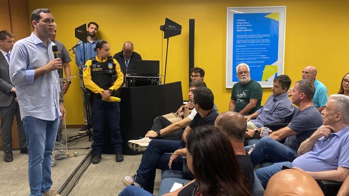 APRESENTAÇÃO DO PLANO DE SEGURANÇA DA FORÇA MUNICIPAL
A convite do Rio Sul, a AMOUR representada pela Presidente, participou de uma reunião de apresentação do Plano de Segurança da Força Municipal, feita pelo Prefeito Eduardo Cavalieri, com a participação da Divisão de Elite da Guarda Municipal do Rio de Janeiro.
Nesse evento foi explicado e pontuado todo o processo rigoroso, seletivo e psicológico para a seleção desses guardas.
Tivemos ciência dos locais que estão sendo brutalmente atacados pela delinquência.
A atuação será iniciada em Botafogo, estendendo-se para as Ruas Lauro Muller, General Severiano e Venceslau Brás, ruas de acesso à Urca, que será portanto beneficiada.