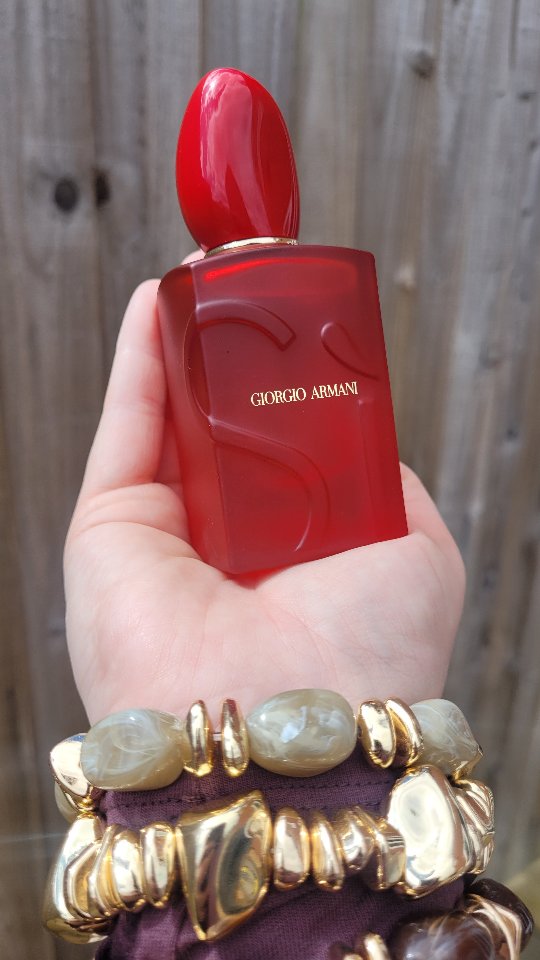A gorgeous scent of florals and elegance, I'm loving this perfume Si Passione Red Bloom @armanibeauty 🌹
Have you tried it yet?
#ad #ArmaniBeautyBerryBloom #Armanibeauty