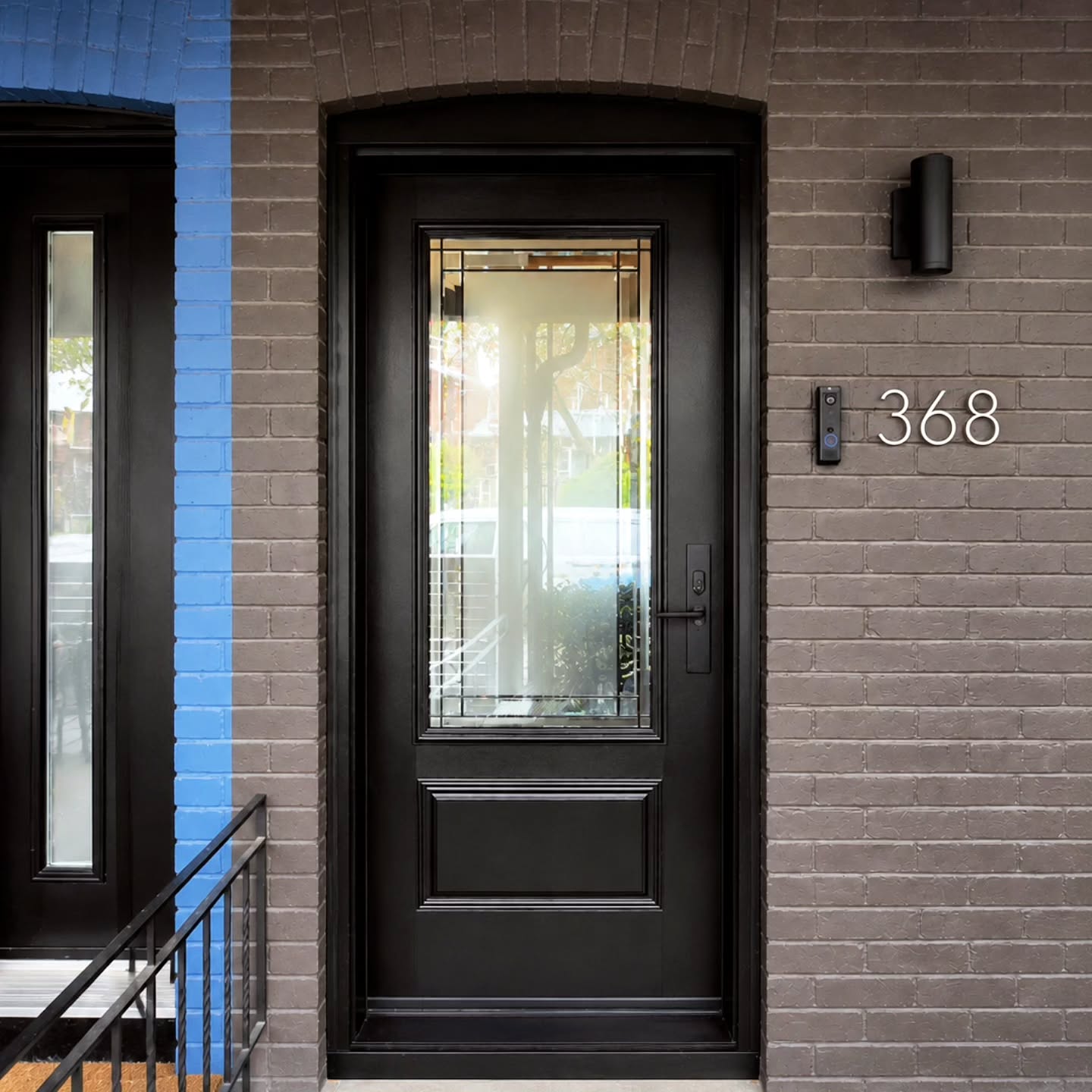 Simply elegant fiberglass door. Decorative glass with the right balance of privacy and visibility.
#EntryDoorsToronto #fiberglassdoors #frontdoor #doordesign #torontohomes