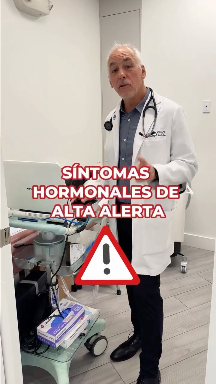 Tu cuerpo siempre te está hablando. El problema es cuando no sabemos escucharlo. 🚨
Hay síntomas que parecen “normales” pero que en realidad son señales de alerta hormonal que no deberías ignorar:
⚠️ Cushing → aumento de peso central, acné nuevo, presión alta, piel fría, debilidad muscular
⚠️ Bajo calcio → calambres en piernas y manos, espasmos, ansiedad, hiperexcitabilidad, orinación frecuente
Estas condiciones tienen tratamiento, pero primero necesitan el diagnóstico correcto de manos de un especialista. No adivines. No esperes. Tu salud hormonal importa.
¿Te suena familiar alguno de estos síntomas? Comenta “ALERTA” y te contactamos para orientarte 🤍
#Endocrinologia #DesequilibrioHormonal #Cushing #SaludHormonal #saludfemenina