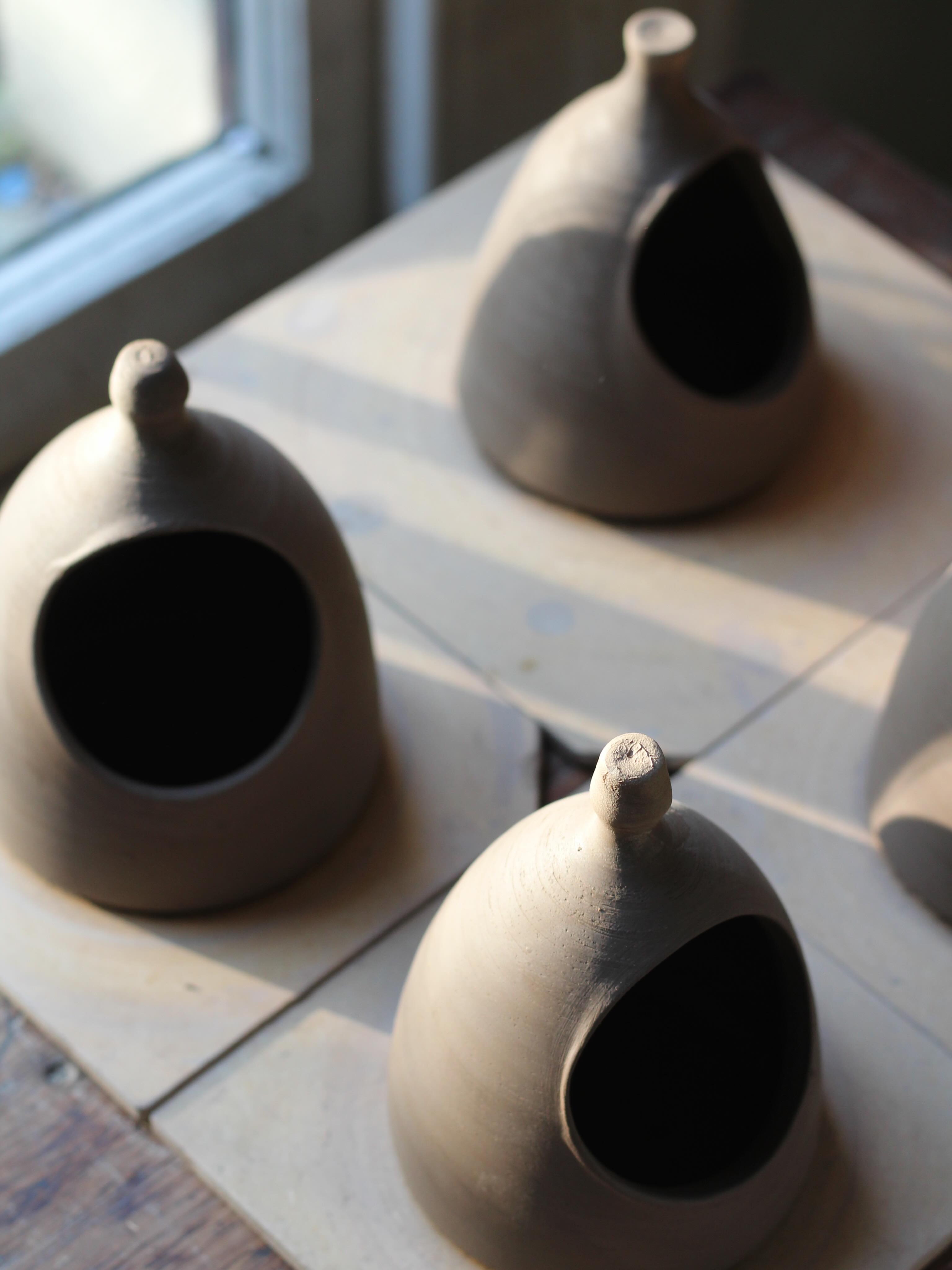Who’d have thought that post number 200 would be a mental stumbling block. What to post? Something special? Well here are some very special salt pigs doing their thing on my worktop. This was taken a couple of weeks ago so they’re now in my shop - link in my bio x #saltpig #milestone #jenmakespots #handthrown #bristolmakers