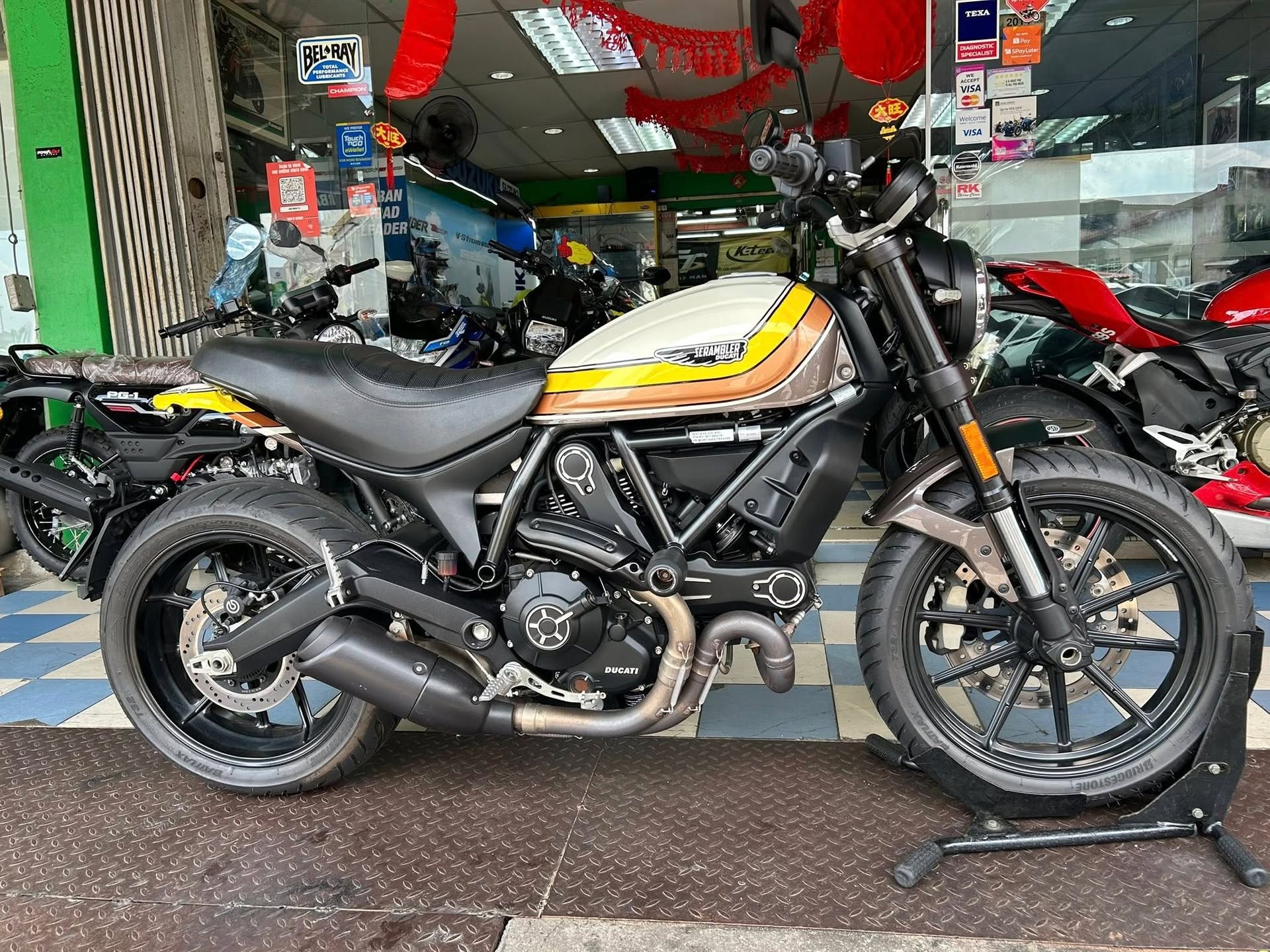 🎉🎉🎉HOT HOT SALES !!! SPECIAL EDITION DUCATI SCRAMBLER MACH 2 !!! EXCELLENT CONDITION!! RETRO RARE MODELS !!! 🎉🎉
BRAND: DUCATI
MODEL: SCRAMBLER MACH 2 (803 CC)
YEAR: 2018
REGISTERED: 2018
IMPORT BARU / NEW IMPORT MODEL
MILEAGE: 5K KM ONLY (ORIGINAL MILEAGE)
PRICE: RM 29,888 (RM 60k NEW)
🎉🎉🎉🎉SIAPA CEPAT SIAPA DAPAT
HOT ITEM !!!🎉🎉🎉
FEATURES
1) V-TWIN ENGINE
2) DIGITAL METER
3) BREMBO BRAKES
4) ORIGINAL COLOUR 5)2-1 EXHAUSTS SYSTEM
5)FLAT TRACK SEAT
6) BRIDGESTONE TIRE
7) ORIGINAL CONDITION
MIN DEPOSIT/ DOWN PAYMENT RM 5000
LOAN MAX - 7 YEARS/TAHUN
LOWEST INTEREST MARKET FINANCING RATES % or above
****T&C APPLY ****
AVAILABLE 👍👍
-S PAY LATER MOTORCYCLE ✅( SHOPEE)
-✅CREDIT CARD 0% INSTALLMENT SCHEME AVAILABLE ✅
-CALL 03-78765497 OR -WHATSAPP 012 7892173
✅ FOR FULL DETAILS 👌👌T&C APPLY
LOAN APPLICATION REQUIRED DOCUMENTS
EMPLOYED APPLICANT
1) IC
2) 3 MONTHS LATEST PAYSLIPS
3) 3 MONTHS BANKSTATEMENT
4) EPF
SELF EMPLOYED APPLICANT
1) SSM
2) 6 MONTHS LATEST COMPANY BANK STATEMENT
***T&C APPLY***
FREE ITEMS 🎁
HELMET FULL FACE
RIDING JACKET
2x LABOUR FREE SERVICES
***********************************
Contact us before its too late ✅
CHIA MOTOR SDN BHD
WhatsApp - 012 7892173
Email-chiamotorracing@yahoo.com
Tel: 03-78765497☎️
🌎Address: No. 17, Jln 21/17, S.E.A Park 46300 Petaling Jaya, Selangor.
Facebook : chia motor sdn bhd
Office hour: Monday - Saturday 9:00am - 7:00pm
Sunday - Closed
CHIA MOTOR SDN BHD is a company that runs High Power Motor deal since 1967.
WE PROVIDE MOTORCYCLES SERVICES SUCH AS
BUYING/SELLING / TRADE-IN / SERVICE & REPAIR / TOWING BREAKDOWN / ACCIDENT CLAIM / RIDING GEAR & ACCESSORIES ✅🔧🤝
Why buy from us?
Chia Motor being Operating Motorcycles dealerships and Trusted Dealer Since 1967 . Authorised dealers brand such as Kawasaki , Suzuki , Alpinestars,Modenas , imported motorcycle brand and more .
Chia Motor also Own In -House Racing Team for more than 40 years.
From Riding EXPERIENCE to Technical ADVISE… WE HERE TO CARE 🤝❤️💪
**The Ducati Scrambler Mach 2.0 is a 2017/2018 special edition 803cc scrambler designed by Roland Sands, inspired by the 1970s West Coast scene and the Bell Cross Idol