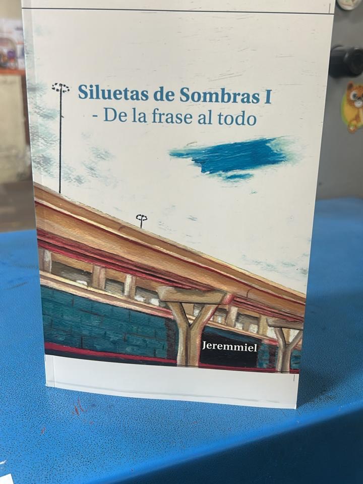 📝SILUETAS DE SOMBRAS I - DE LA FRASE AL TODO - 📝
#martesderecomendarlibros👌🏼
♾️✨Amigos de #LaChaza les invito a que se den la oportunidad de leer este libro de poemas de Jeimmer Padilla.
📚✨ Acompañemos al autor este sábado 16 de mayo, a las 4:00 de la tarde, en la Casa Bolívar del Centro Histórico (Calle de San Agustín), en donde se realizará la presentación de su poemario, un libro que tuve el honor de prologar y que, desde sus primeras páginas, revela una voz auténtica.
👌🏽La escritura de @jeimmerpadillag nace de la introspección; de esa necesidad urgente de observarse a sí mismo y analizar sus experiencias con absoluta honestidad.
📖En este, su primer poemario, encontramos a un autor que convierte la memoria, las pérdidas, el amor, las dudas y los silencios en materia poética.
🌟🫶Durante el lanzamiento, el autor conversará con la poeta cartagenera Mafe Piñeres sobre el proceso creativo detrás de esta obra y sobre la manera en que la poesía puede convertirse también en una forma de resistencia emocional y de conocimiento interior.
💥‼️Será una tarde para celebrar la literatura, la poesía y el nacimiento de una nueva voz dentro de las letras cartageneras‼️💥
Nos vemos allí 👊🏽🍷
📍 Casa Bolívar
🗓️ Sábado 16 de mayo
⏰ 4:00 p.m.
📌 Centro Histórico, Calle de San Agustín
#nuevopoemario #autorescartageneros #jeimmerpadilla