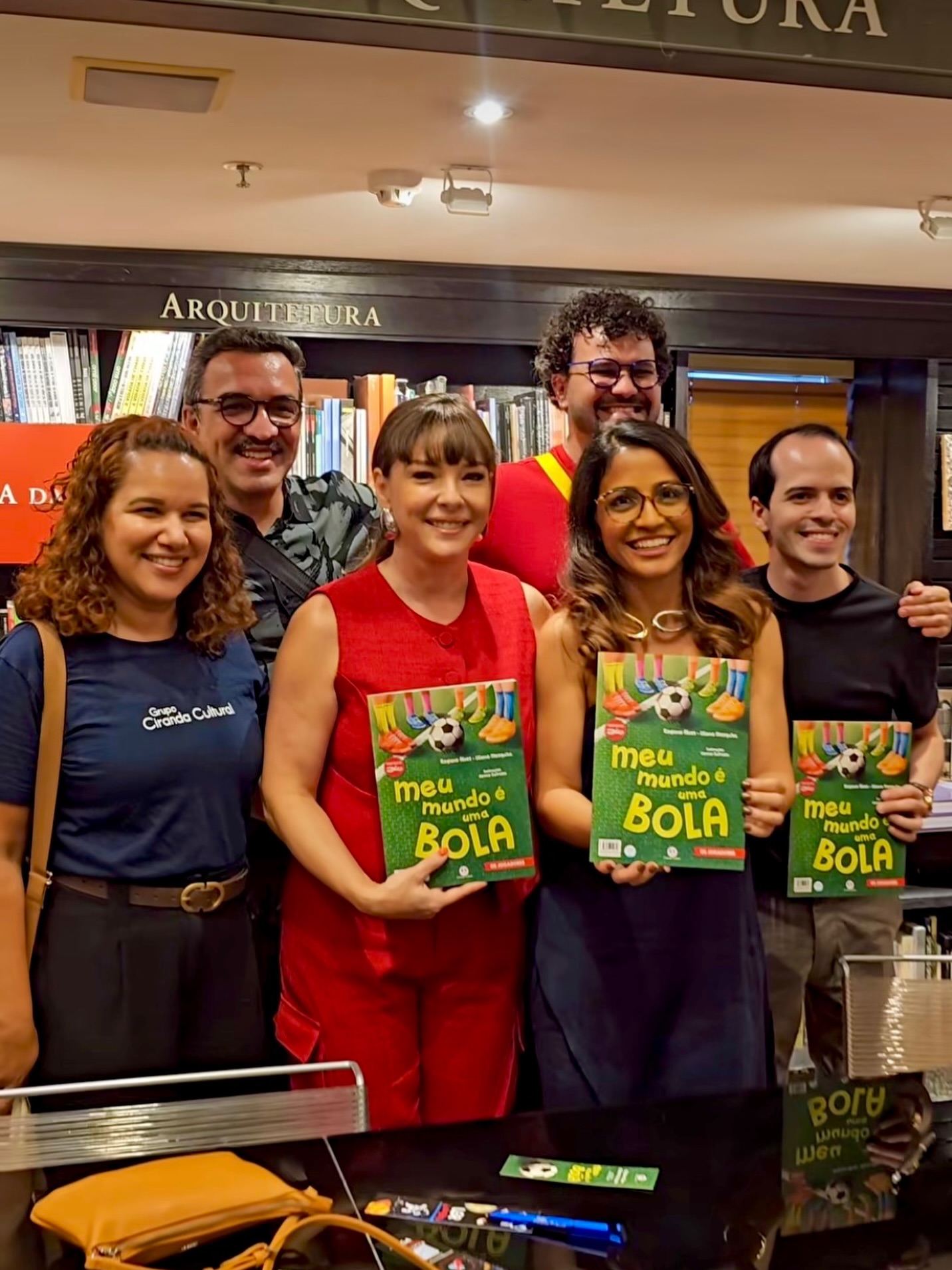 Um mês de lançamento e o coração segue em campo. ⚽📚
O “Meu mundo é uma bola” já esteve diversas vezes entre os 7 mais vendidos da Amazon na categoria esporte infantil e juvenil. Mais do que números, é uma alegria ver nosso livro sobre futebol, infância e sonhos alcançando tantas pessoas. Porque toda criança merece descobrir que a leitura também pode ser show de bola. ⚽📖
Sou muito grata à toda equipe da @editoracirandacultural por acreditar nesse projeto e caminhar conosco, a parceria da @mareditora e o trabalho incrível da @nineeufrasio .
E um agradecimento especial à minha amiga e parceira @regianealves , por todo carinho. Esse lançamento foi inesquecível. ✨
Professores, fica aqui um convite especial: que tal levar essa leitura para a sala de aula neste clima de Copa? 🌍⚽
Histórias também entram em campo e podem ajudar a formar leitores apaixonados pelo mundo, pelos livros e pelos sonhos.
#futebol #livro