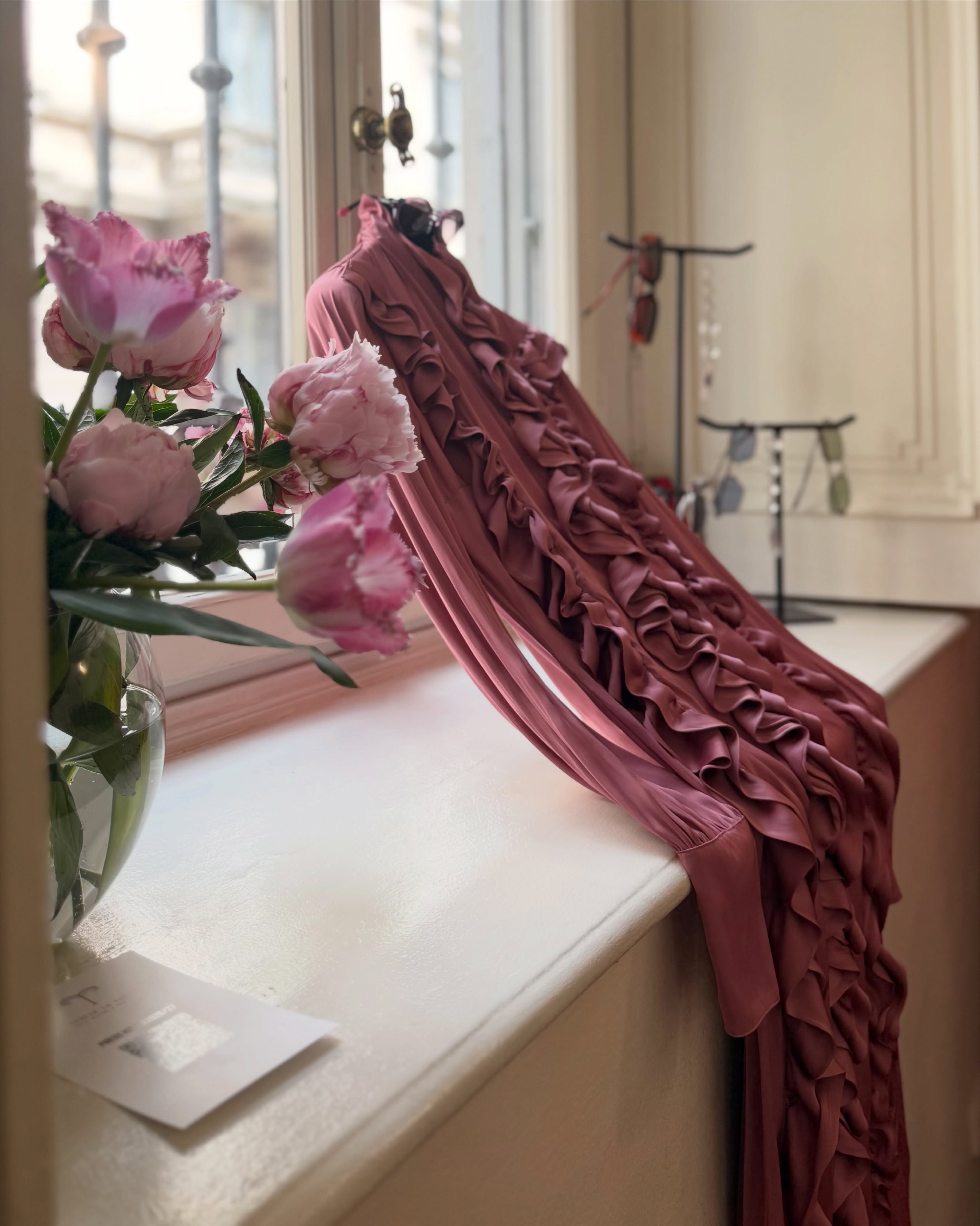 #invited | Mi chiedo sempre quanto di un brand si possa comprendere davvero, finché non lo si osserva da vicino.
Il press day di @teresalafosca_pr è stato anche l’occasione per osservare da vicino, toccare e scoprire collezioni raccontate attraverso dettagli, materiali e ricerca estetica.
Una selezione di brand molto diversi tra loro, ma uniti da una stessa sensibilità e da identità precise.
Tra silhouette, texture e nuove ispirazioni, è stato bello ritrovare alcuni nomi che seguo e apprezzo da tempo, e scoprirne altri capaci di lasciare un’impressione immediata.
Milano, in questi giorni, è anche questo: incontri, visioni, conversazioni e tanta creatività.
Una carrellata per voi amiche/ci 🩷🌷Quale immagine vi ha colpito di più?
@romeogigliofficial
@pomandere
@cettinabucca
@francescalevidesign
@francesca_levi_tonolli
@12pmjewelry
@alephmilano
@ovye_shoes