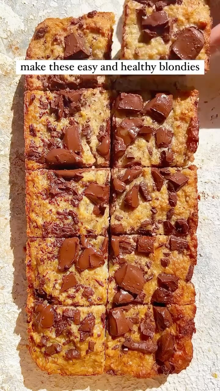 RECIPE BELOW 👇🏽
🍫 HEALTHY BLONDIES 🍫
It really does not get any easier than this -
☑️ just 6 simple ingredients needed
☑️ 20 minutes to bake
☑️ healthier than your usual blondies
☑️ taste is exquisite
Enjoy!
INGREDIENTS
▪️1 large ripe banana, mashed
▪️1 egg or 1 flax egg
▪️1/4 cup smooth peanut butter
▪️1/4 cup maple syrup
▪️1 cup oat flour, GF if necessary (blitz up some oats)
▪️1/2 tsp baking powder
▪️1/4 cup chocolate chips (optional)
METHOD
▪️Preheat oven 180c
▪️In a prepared loaf tin, mix together the wet ingredients (first 4 ingredients) and then the remaining ingredients. Mix well.
▪️Bake for 15-20 minutes or until a toothpick comes out clean
Credit @doctorbowl 😍
#healthyrecipes #quickrecipes #healthysnacks