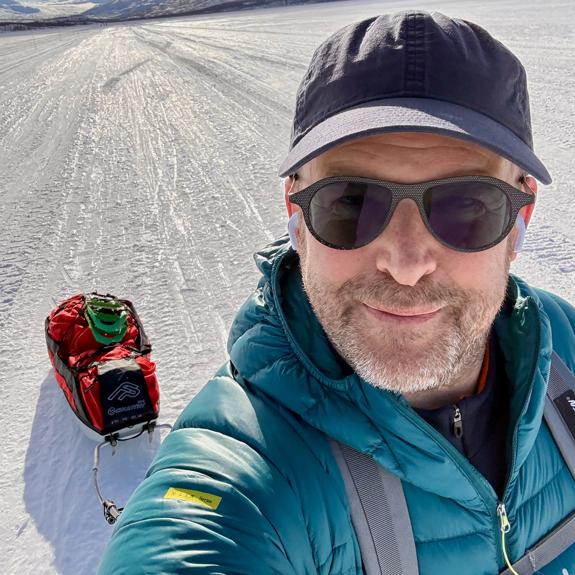Twee outfits. Eén en dezelfde missie.
Dit weekend ruil ik mijn winter-Lapland in voor mijn zomeroutfit.
Pulka wordt opnieuw de rugzak.
4 laagjes tegen de koude wordt een shirt met korte mouwen.
En kilometers lang ijs worden uitgestrekte meer en frisse bergbeekjes.
Maar wat blijft, is de stilte. De ruimte. De rust in je hoofd.
Into The Wild is geen survivaltrip. Geen teambuilding. Het is een doordachte coaching-expeditie voor ondernemers en vrije beroepers die voelen dat hun hoofd te vol zit, die richting zoeken, of die klaar zijn voor wat volgt.
Geen oppervlakkig gedoe. Wel diepe inzichten. En een plan dat écht van jou is.
#IntoTheWild2026 #leadershipcoaching