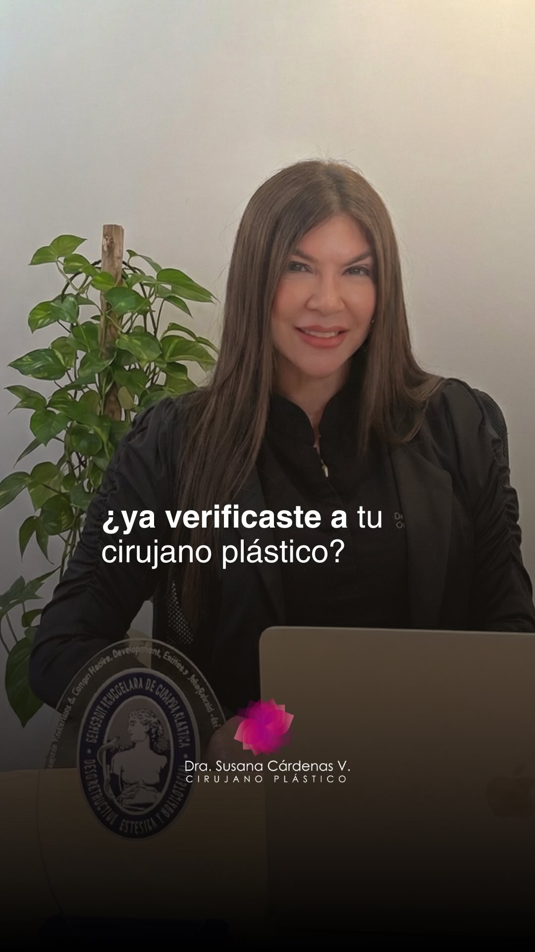 Tu seguridad no es negociable
Elegir a un cirujano plástico no es solo cuestión de ver fotos de “antes y después”. Es una decisión de salud. Muchos me preguntan: “Dra., ¿cómo puedo saber si un cirujano es de confianza?”.
Mi respuesta es siempre la misma: Tienes todo el derecho (y la responsabilidad) de exigir credenciales.
Como ex presidenta de la SVCPREM (2023-2025), he visto de cerca la importancia de la certificación oficial. Aquí te dejo mis 3 “no negociables”:
• Verifica la Sociedad: Busca al especialista en el directorio de la SVCPREM.
• Pide títulos: En la consulta, no tengas miedo de preguntar por su formación. Un profesional orgulloso de su camino te los mostrará con gusto.
• La conexión real: La confianza nace de la honestidad sobre los riesgos, no solo de las promesas de resultados.
¡No pongas tu vida en manos de cualquiera! La autoridad se demuestra con títulos y ética.
¿Quieres saber mas? - visitame en: @corporeesthetic 📍 Centro Profesional Tamanaco, CCCT, Nivel C1, Consultorios 21 y 22. ☎️ 0212-9595552 📱 0424-2949477