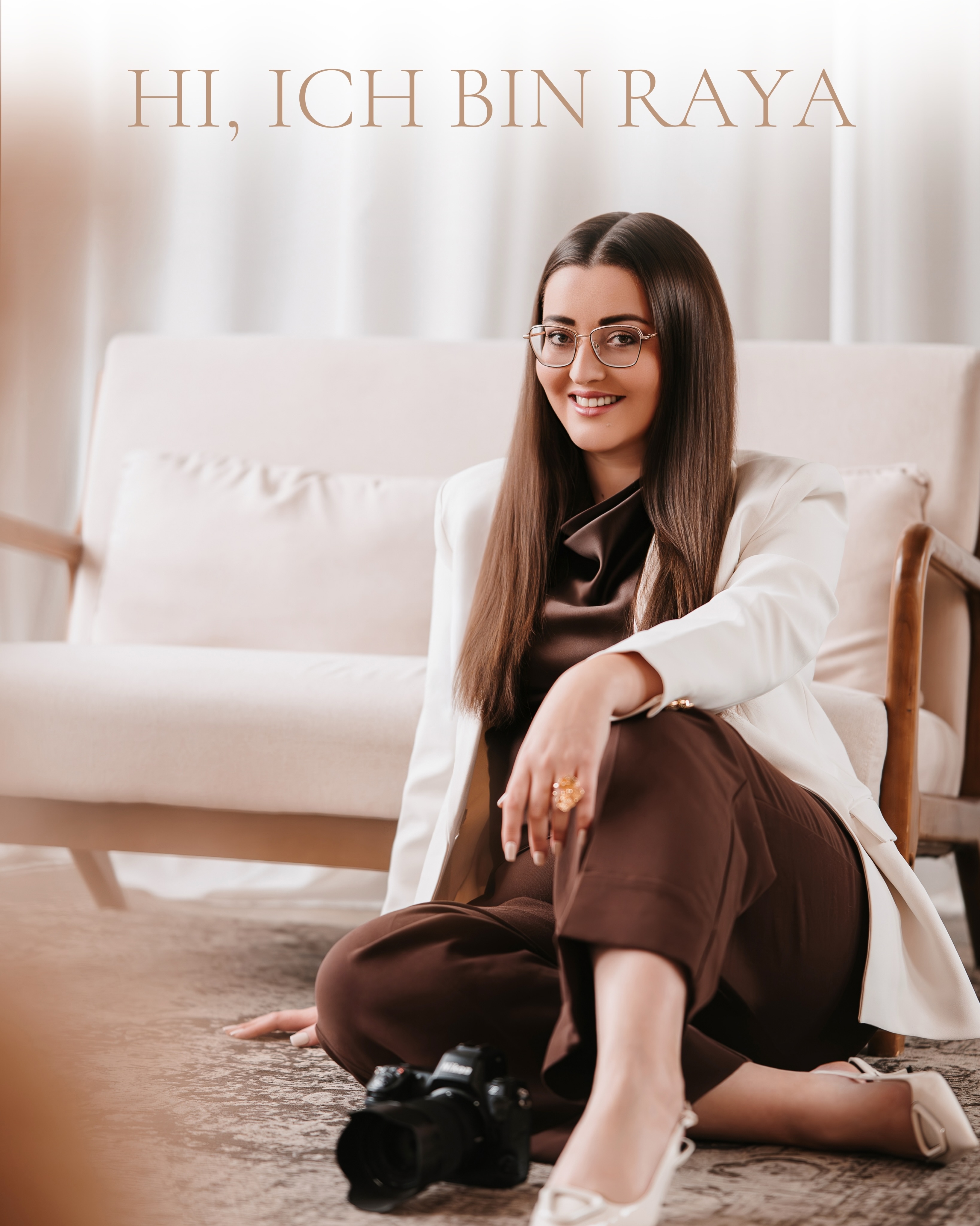 ✨ Hinter jeder Kamera steckt eine Geschichte – und das hier ist meine.
Von der ersten Kamera mit 14 bis zur selbstständigen Fotografin & Filmemacherin heute: Ich liebe es, echte Emotionen, kleine Details und die schönsten Momente für immer festzuhalten. 🤍
Willkommen in meiner Welt aus warmen Farbtönen, Liebe zum Detail und Erinnerungen, die bleiben. 📸
Ich freue mich darauf, eure Geschichte erzählen zu dürfen.
#RayaDimitra #WeddingPhotographer #WeddingFilm #Fotografin