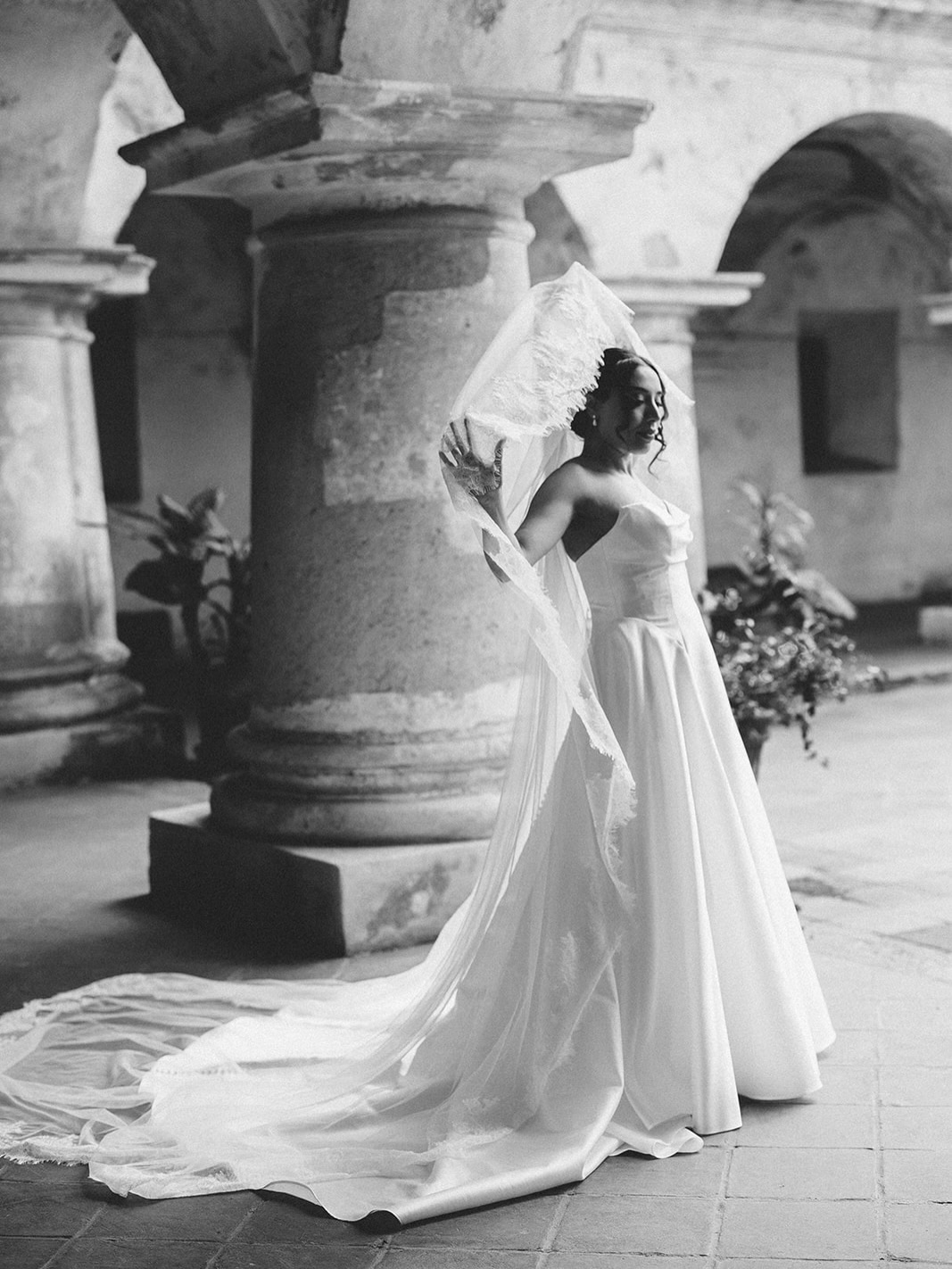 S & A, 2026
A tasteful and intimate wedding of @an.drea.h with @samgeorge47 , organized by @tillygarciabellamy celebrated in San Jose el Viejo, and portraits in Convento de Capuchinas.