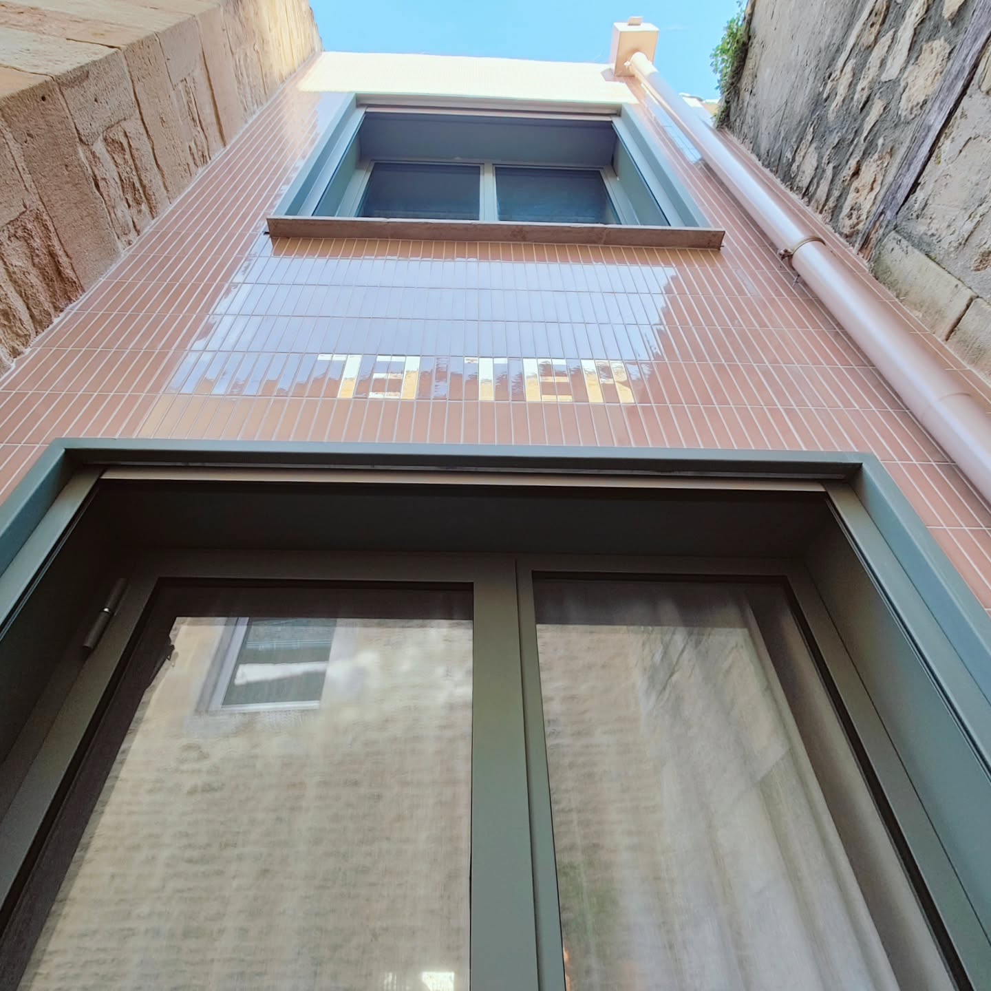 Extension de maison, avec une jolie façade faïencée !
2 pièces en + traversantes.
Carreaux en étirage modèle plaquette @normandy_ceramics
Porte fenêtre et fenêtre @normandie.ferronnerie
#architecteinterieur #designer #extension #calvados #interiorarchitect