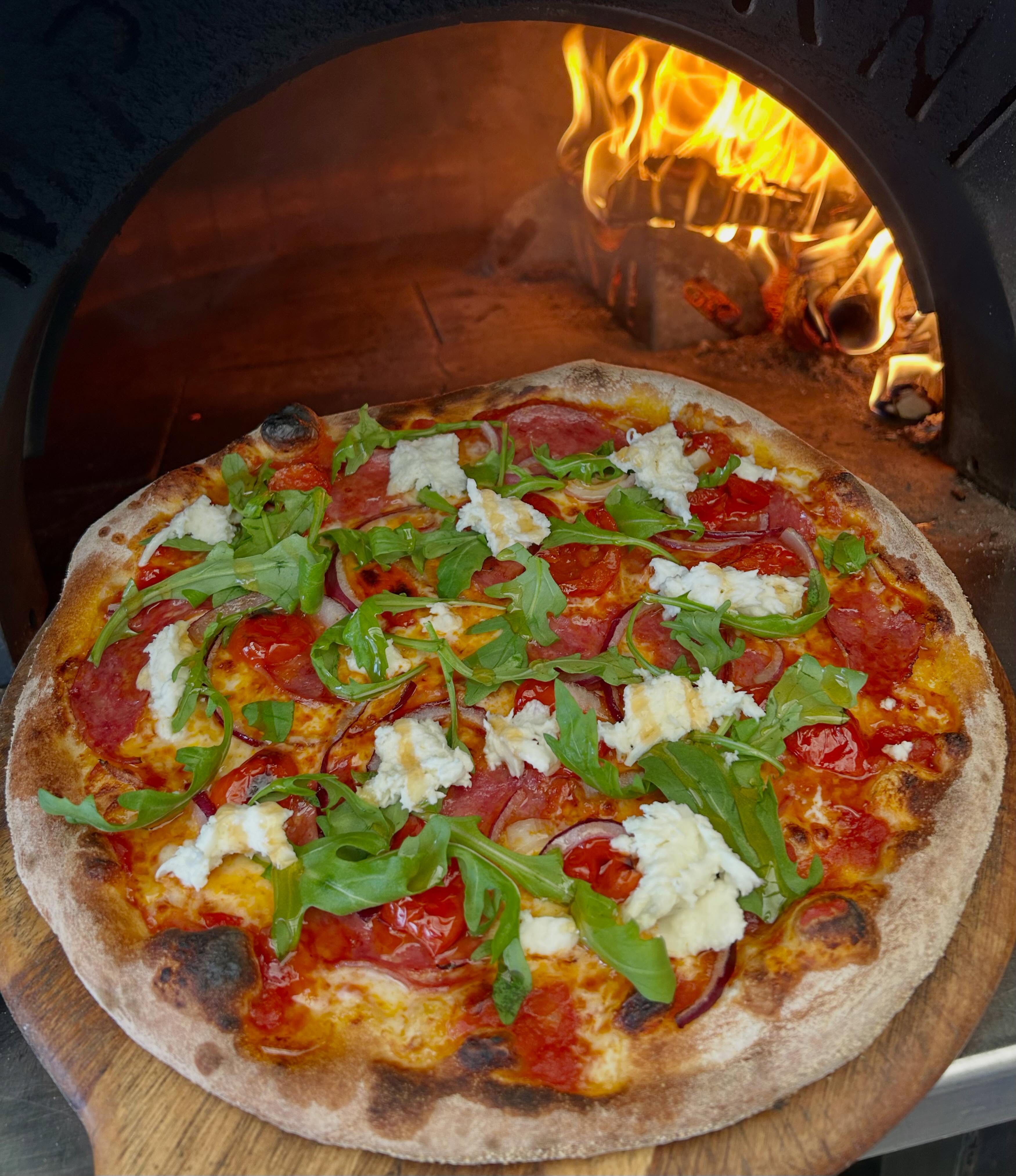 This monthโs special is a mouth watering one!
โLa Romaโ
Salami,
piquante peppers,
red onion,
wild rocket,
fresh mozzarella,
hot honey ยฃ16
#woodfiredpizza #rocket #freshmozzarella #hothoney