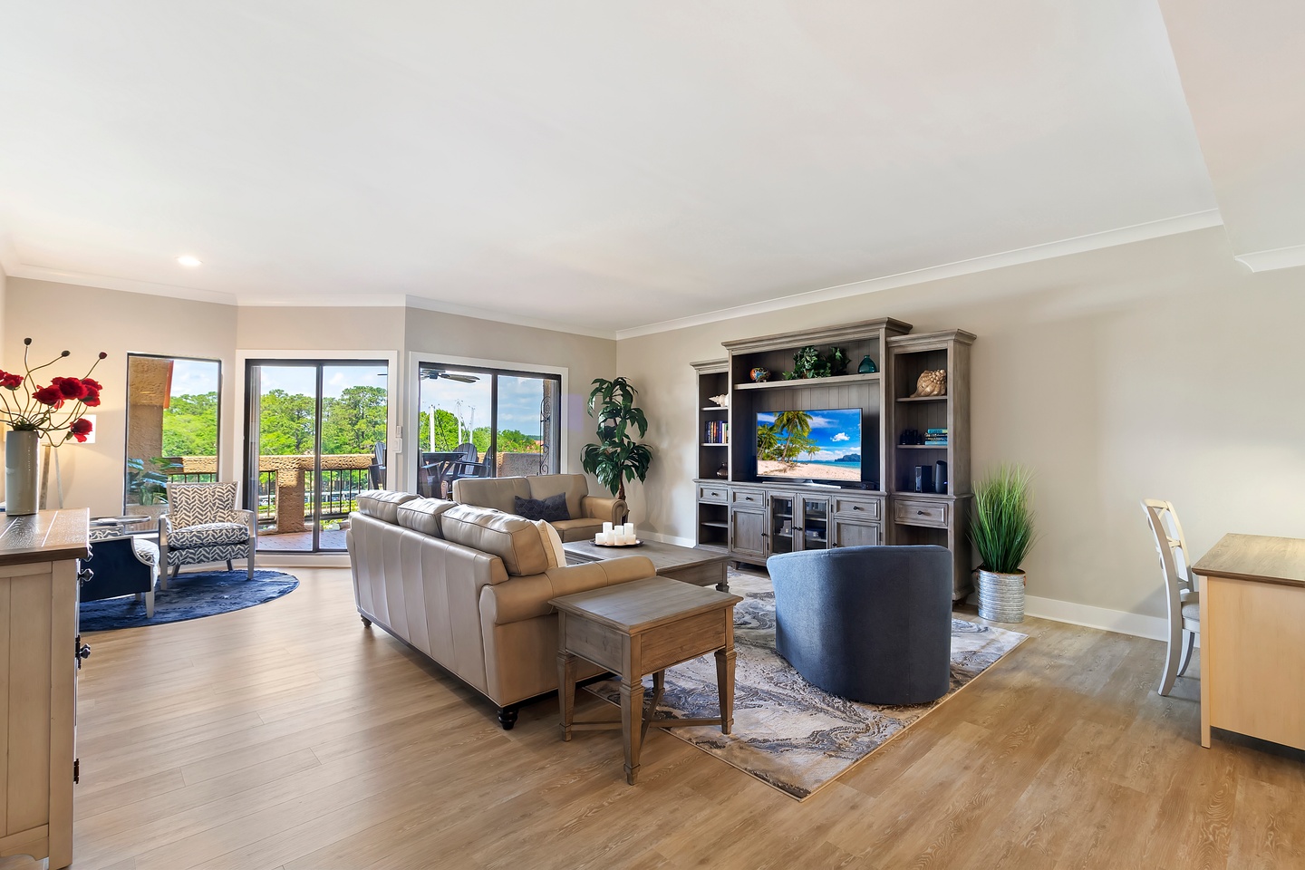 Harbor views + island breezes = the perfect Hilton Head escape 🌊🌴
Stay at 7167 Harbourside and enjoy:
⚓ Shelter Cove Marina views
🏖️ Easy beach access
🍽️ Walkable dining & shopping
🏊 Community pool
🐕 Dog-friendly stays
The sunsets here are pure island magic 🌅✨
📲 Book now: TridentRentals.com
📞 843-785-3447
#HiltonHead #IslandLife #VacationRental #ShelterCove #BeachVacation #CoastalEscape #TridentVillaRentals