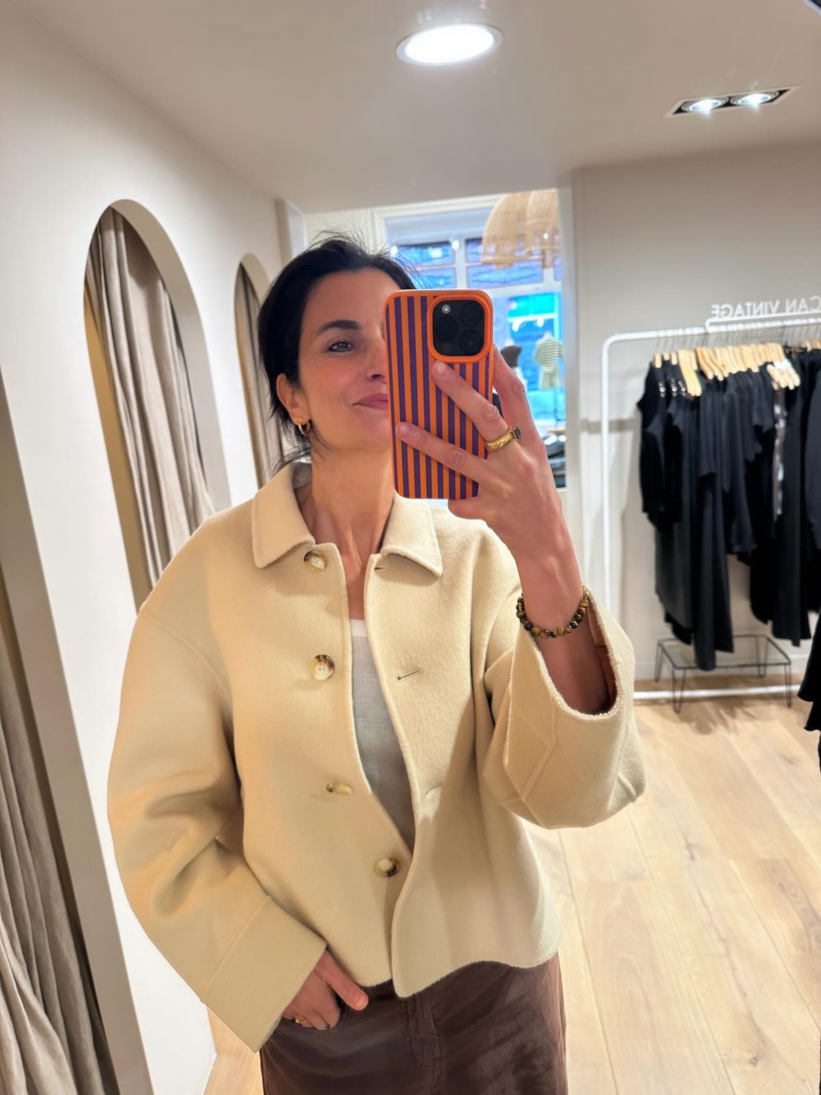 Dit jasje van @studio_ar_ is perfect voor dagen zoals vandaag. Ideaal als buiten jasje of als vervanger voor je blazer🙌🏻
#studioar #wooljacket #fashioninspo #winkels_in_wassenaar #woodwassenaar