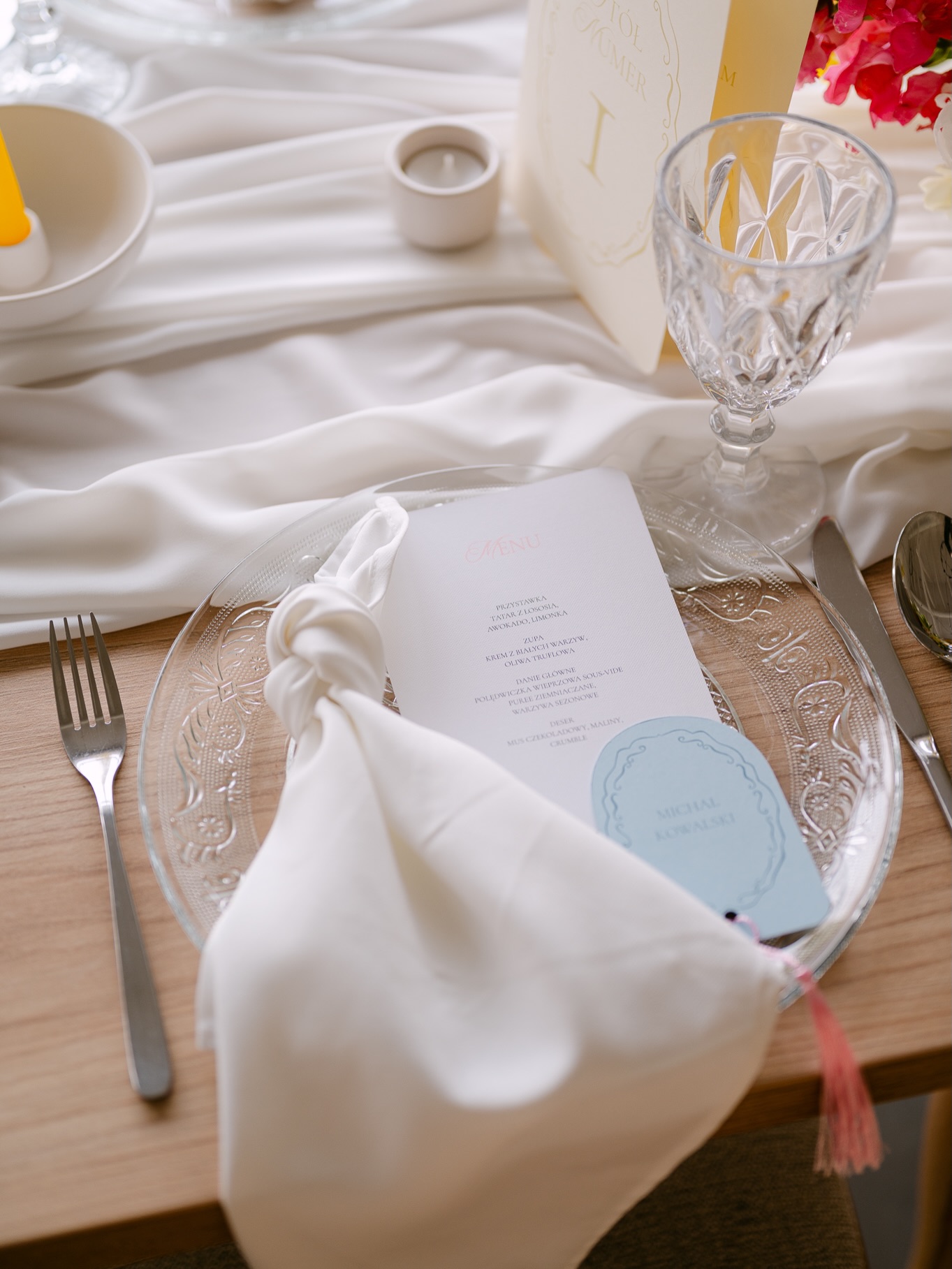 Papeteria ślubna to pierwszy przedsmak Waszego wielkiego dnia ✨
Delikatne pastele, subtelne detale i ponadczasowa elegancja – to właśnie one budują atmosferę jeszcze zanim goście przekroczą próg uroczystości.
Zaproszenia, winietki, menu czy plan stołów mogą pięknie dopełnić całą oprawę ślubu, tworząc spójną i wyjątkową historię. 🌸🤍
Pastelowe odcienie pudrowego różu, szałwii, błękitu czy wanilii to wybór dla par, które marzą o lekkości, romantyzmie i klasie.
Bo najpiękniejsze detale to te, które zostają w pamięci na długo 🤍
Zdjęcia @upstream_studio_photography
Papeteria @olal.studio
Miejsce @gosciniecwinnica
Kwiaty @kwietne_chwile
Obrączki @auroria_bizuteria
Buty @mywishpoland
Organizacja @dayoflove_weddingplanner
#papeteriaslubna #zaproszeniaslubne #dekoracjeslubne #fotografiaslubna #weddingplannerpoznan