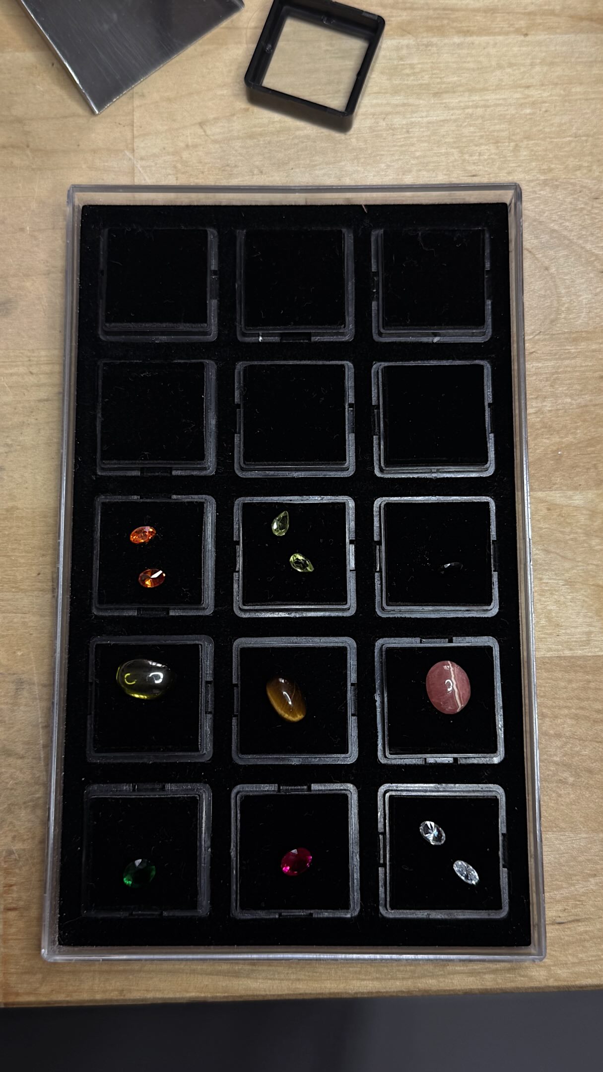 Gemstones hunting in Valencia: As promised I am showing you the gemstones I got yesterday and I cannot get wait for all the projects that are coming up 🔮📿🐆🏺