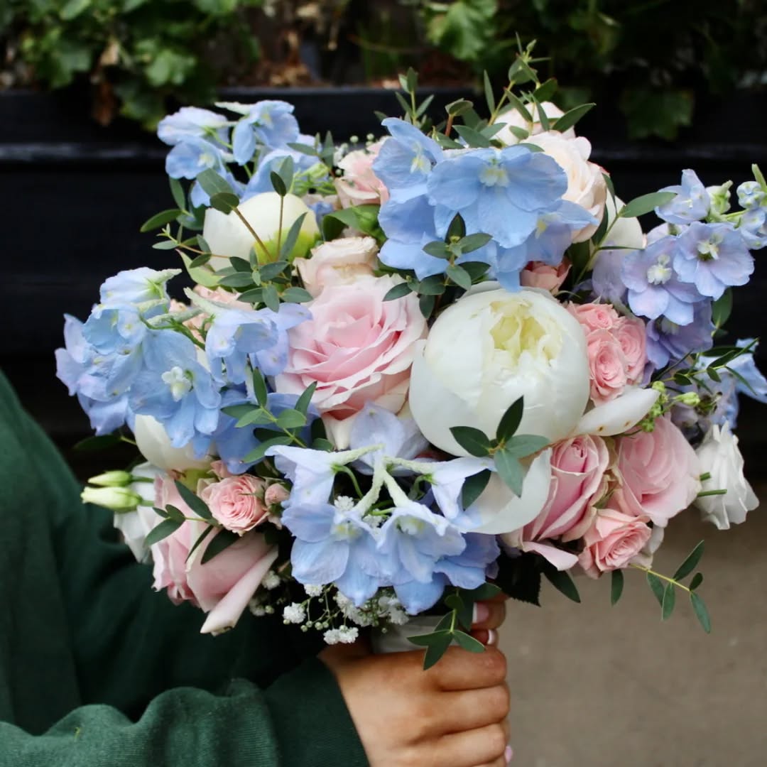 Gorgeous pale blue delphiniums, sweet avalanche roses and beautifully scented peonies for Gillian ๐ May is my favourite time of the year #delphiniumlove #weddingfloristedinburgh #weddingflowersedinburgh #scottishspringweddung