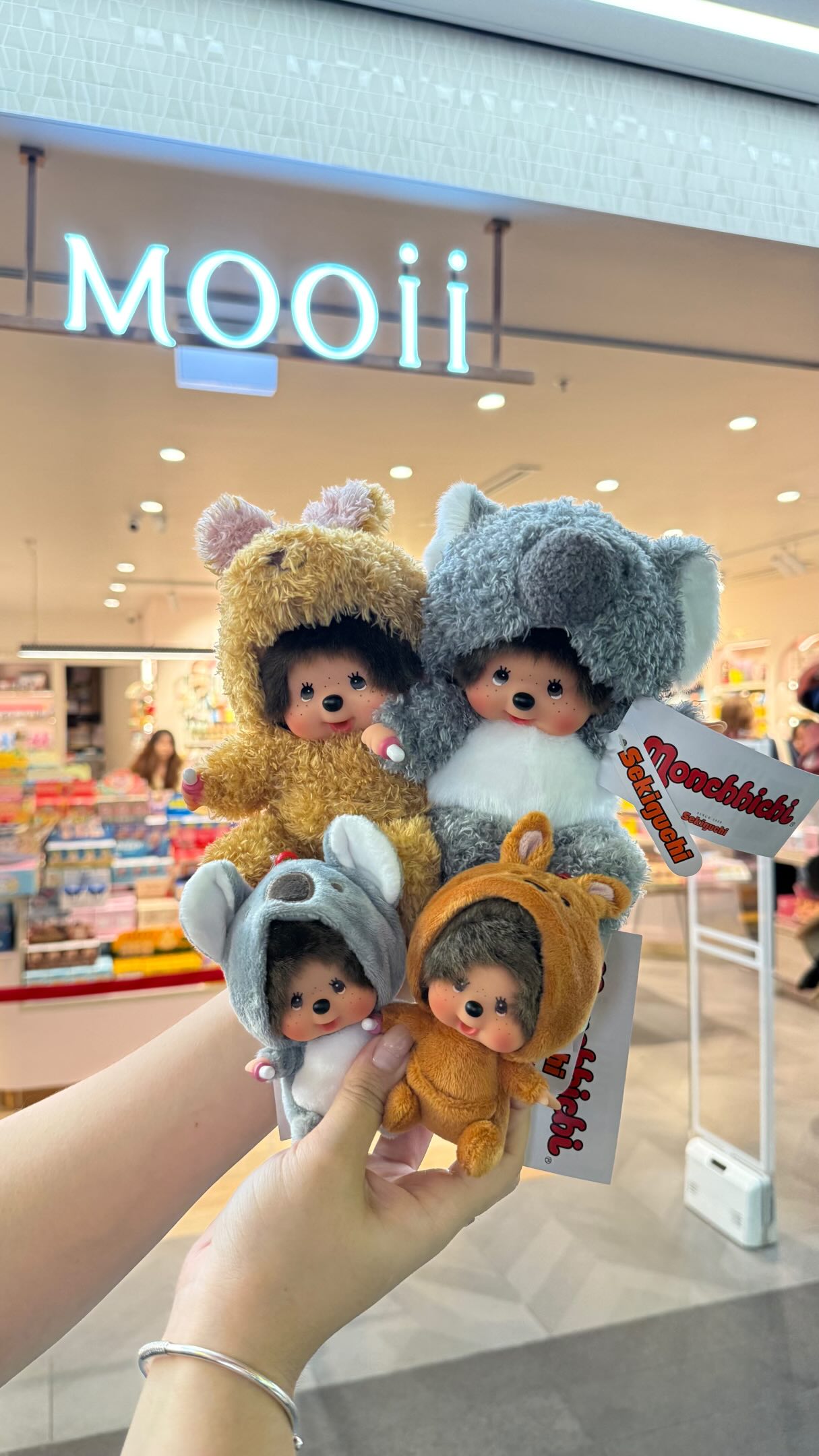 Monchhichi Australian Exclusive just landed at MOOII 🇦🇺🐨🦘
Meet the cutest Monchhichi dressed in adorable koala & kangaroo costumes ✨
Available in super soft plush dolls and matching mini keychain versions to bring everywhere with you 🤍
The fur is insanely soft, fluffy and extra cuddly 🥺
Available now in-store & online at MOOII 🛍️
Limited edition release — don’t miss these Aussie babies.
#Monchhichi #MOOII #AustralianExclusive #Koala #Kangaroo Plushie CuteCollectibles MonchhichiAustralia