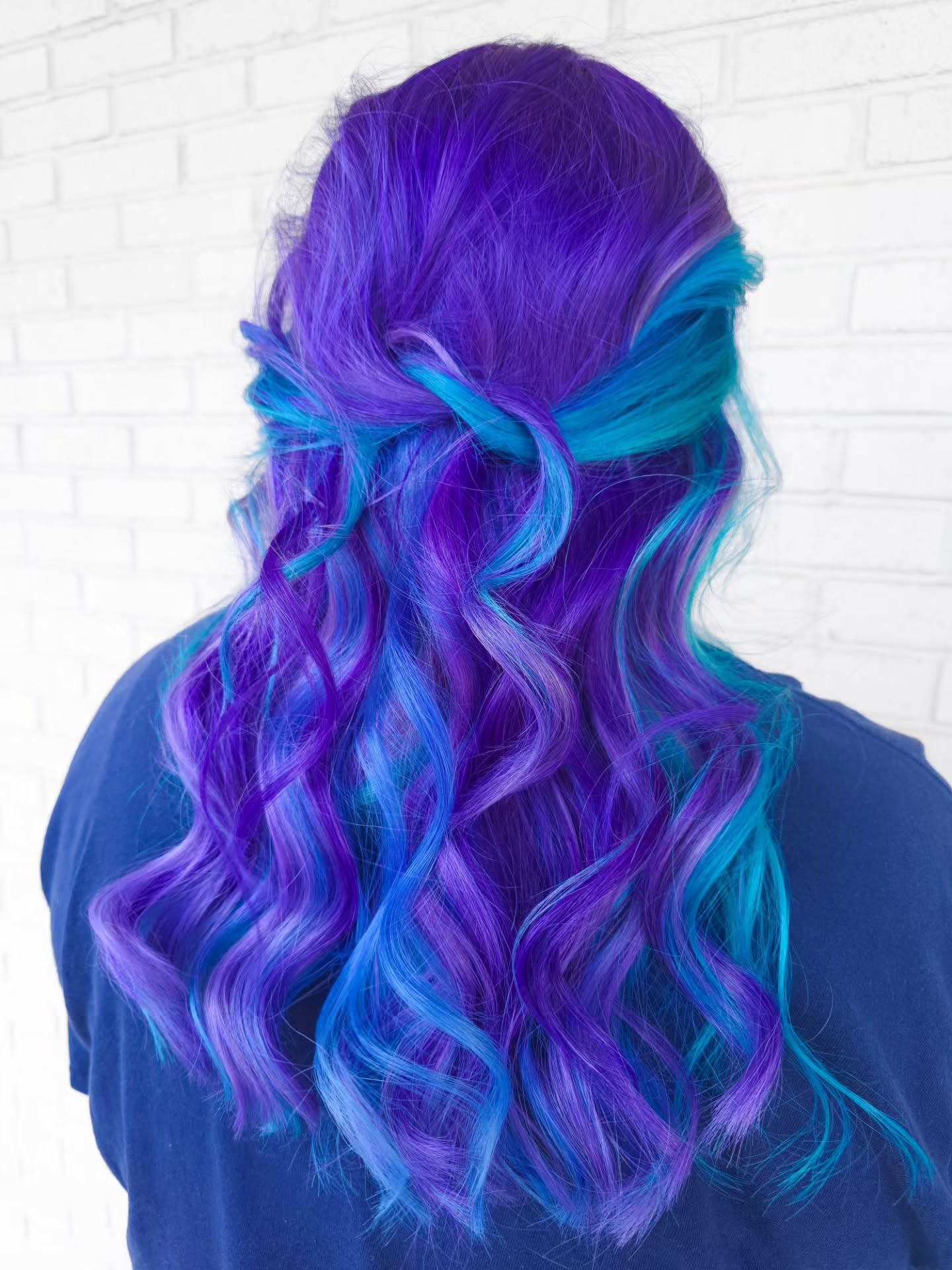 WOMAN WITH BEAUTIFUL HAIR GOES FULL VIVID FOR THE FIRST TIME!!!
(this year)
Thank you Jessica for being my canvas today. Your hair looks unreallllll π