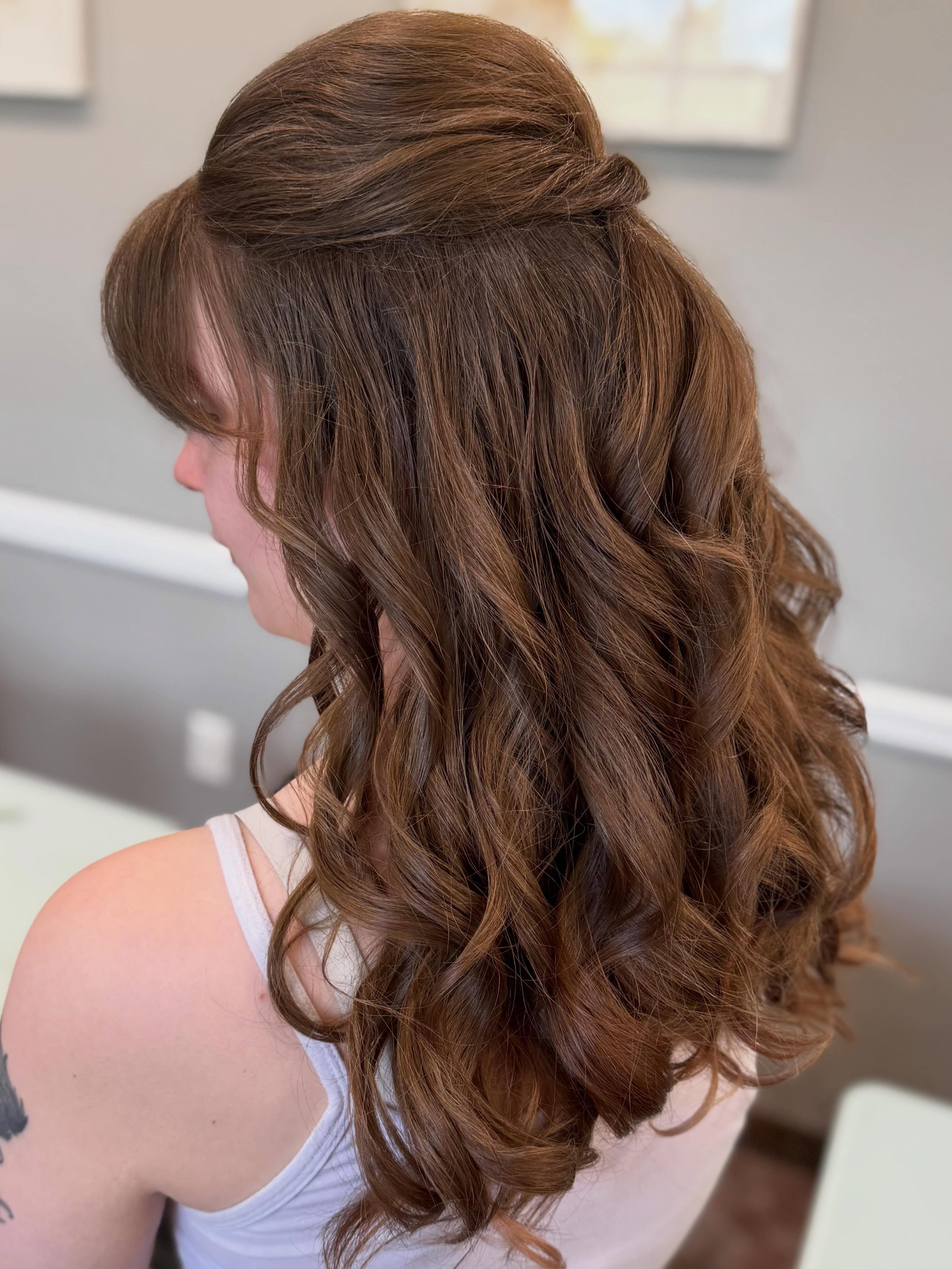 Even graduates deserve a special style ππ»ββοΈ
Hair by @hairstylesbymaddy
#updos #halfuphalfdownhairstyle #njhairstylists #roxburynj