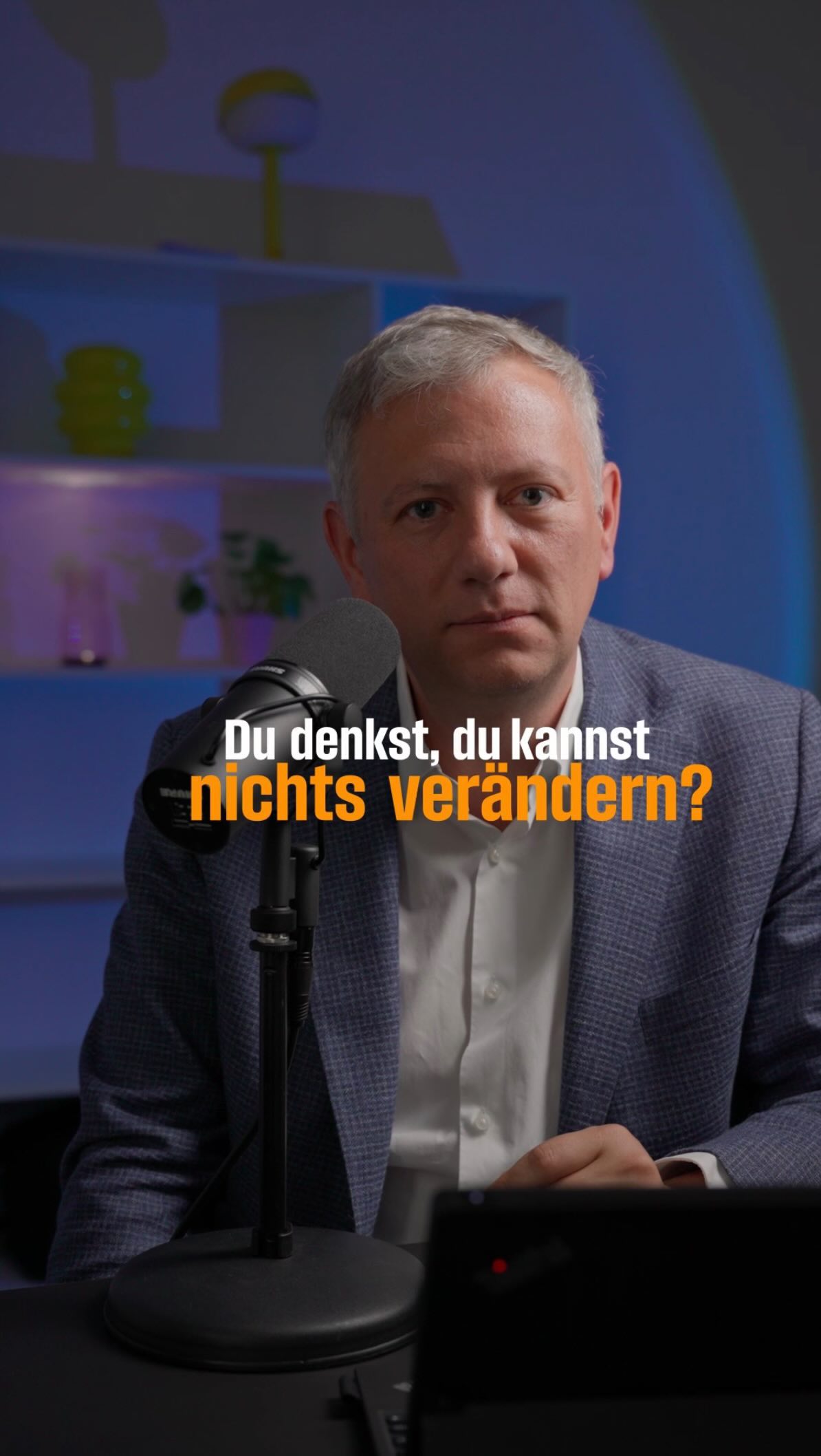 „Du hast doch nur ein Sandkorn bewegt.“ 🏜️
Oft wird uns eingeredet, wir seien nur ein kleines Rädchen im System. Dass unsere Stimme, unsere Leistung oder unsere Ideen im großen Ganzen nicht ins Gewicht fallen. Das ist die absolute Gegen-Idee zu allem, woran ich glaube.
Denn das ist der Kern des liberalen Gedankens: Die Welt existiert nicht einfach so. Sie besteht aus Millionen Einzelnen. Jede Entscheidung, die du triffst, jedes Risiko, das du eingehst, jede Verantwortung, die du übernimmst und jede Meinung, die du aussprichst, verändert das große Ganze. Die Welt ist danach buchstäblich nicht mehr dieselbe.