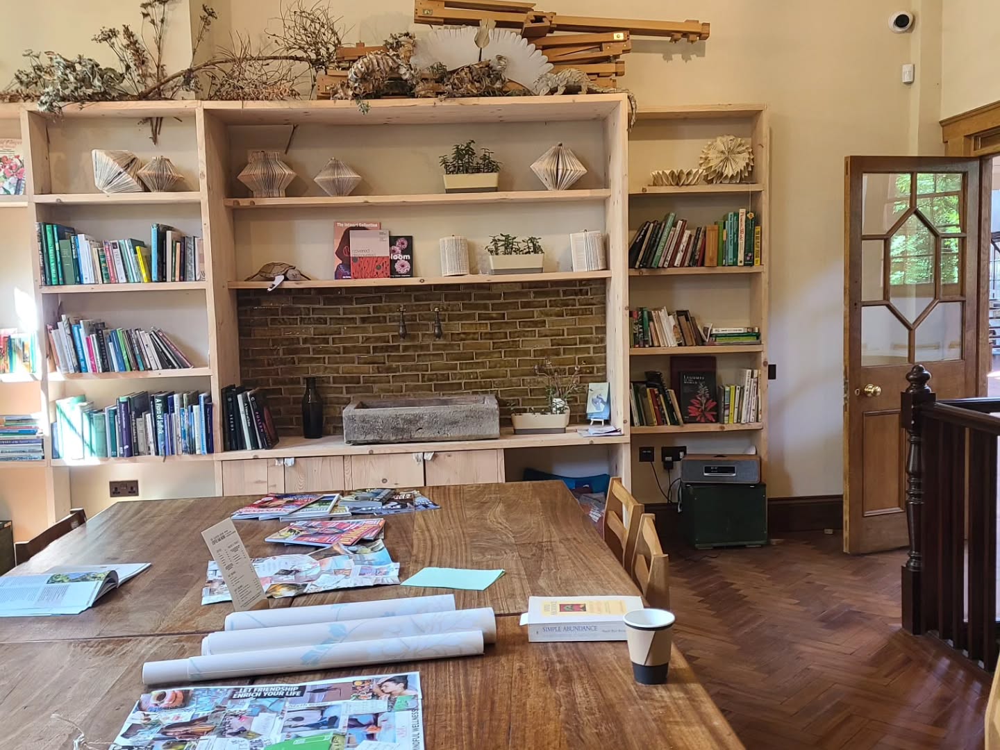 Some moments from my last worshops in @exchangeerith. The ladies created amazing vision boards. We had live bird songs from the garden. Very calm and relaxing experience and wonderful reviews. And we had a great chat too. Thank you for joining me.
#visualisation #mindfulmoments #journallinginspiration