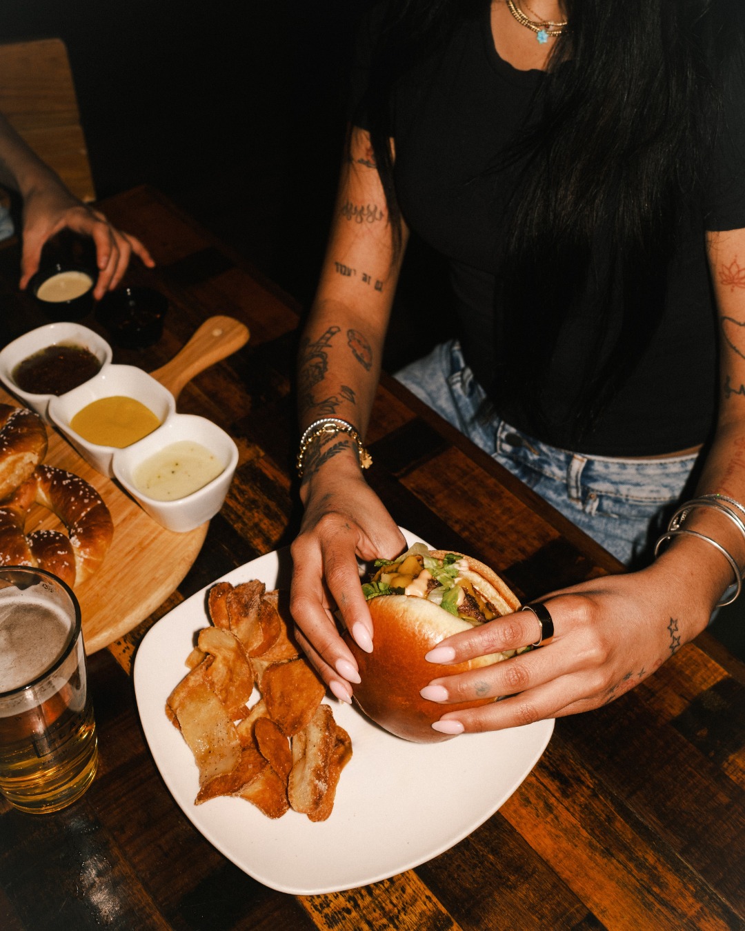 It's Thursday...you know what that means 🍔
$5 burgers, your favorite beers, and everything you need to start the weekend. See you tonight!
#barleyhouse #barleyhousecle #burgernight #bhcle