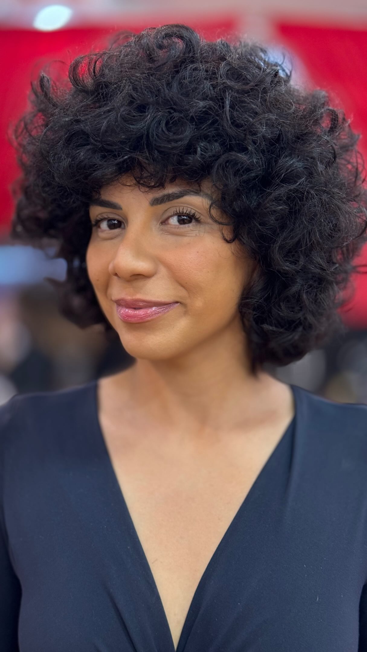 O “depois” desse corte lindo que abraçou a textura natural do cabelo, trazendo menos trabalho na finalização e valorizando a beleza e o caimento dos fios.
Nesse corte mais arredondado, o @nandoquerichelle trouxe leveza e versatilidade, além da franja que é puro charme, né? ♥️
Vem você também cuidar do visual com a gente!
#circushair #cortedecabelo #curlyhair #cabelocacheado