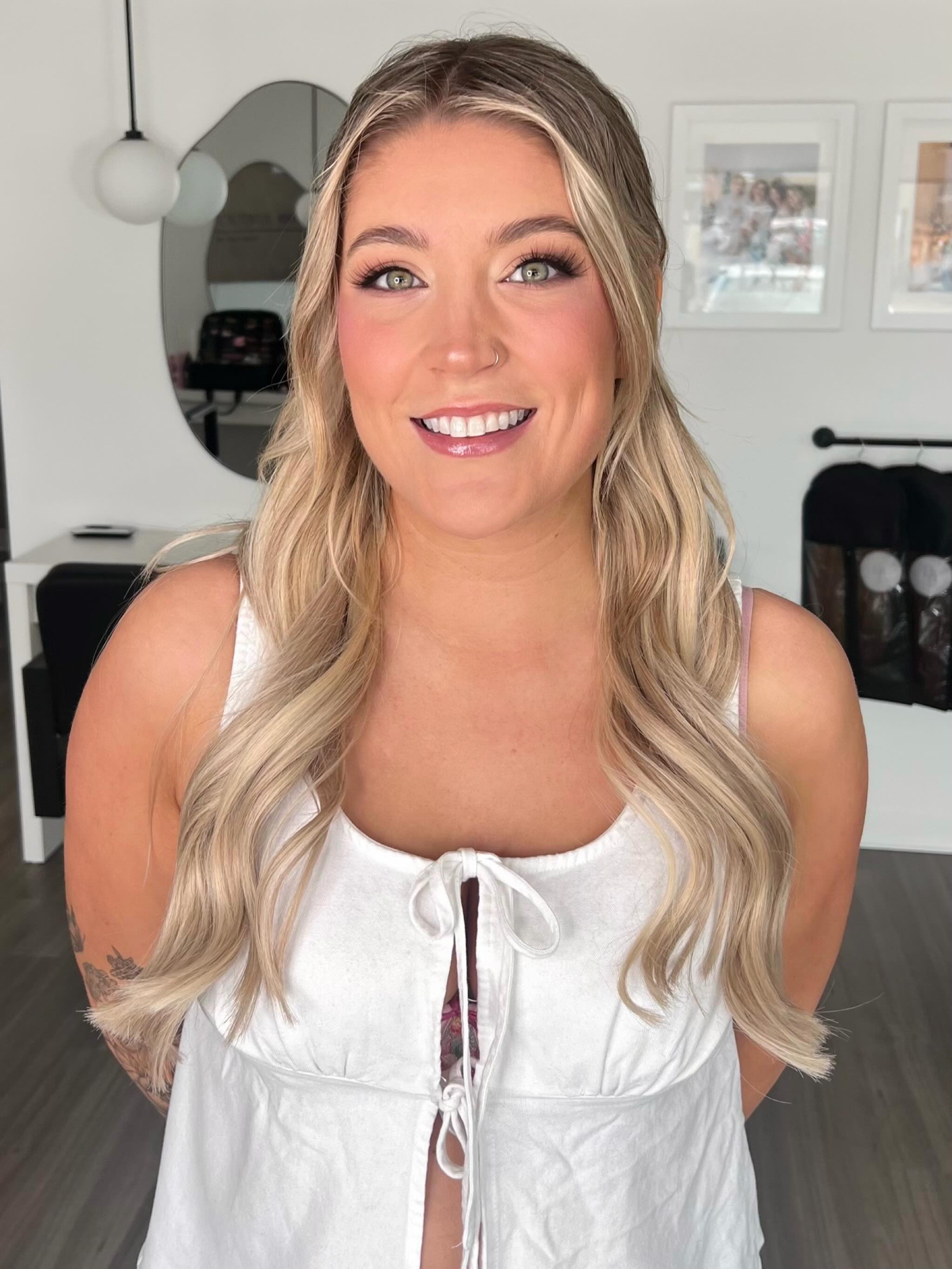 … bridal preview for a bb girlie 💍😍
Shar requested soft rose tone eyeshadow, a baby winged liner, fluffy lashes and glowing skin! ✨
MAKEUP PRODUCTS USED ⬇️⬇️
eyshadow: @natashadenona
foundation: @faceatelier
concealer: @toofaced
blush: @covergirl
highlighter: @diorbeauty
brows: @anastasiabeverlyhills
lips: @maybelline
.
.
.
MAKEUP & SPRAY TAN BY BB 🔥
@ashtondoner
@bbluxeglow @balah.mua.blendtherules
.
.
.
#beyoutifulbrides #niagaraweddings #bridalmakeupartists #bridalmakeup #bridalmakeupinspo