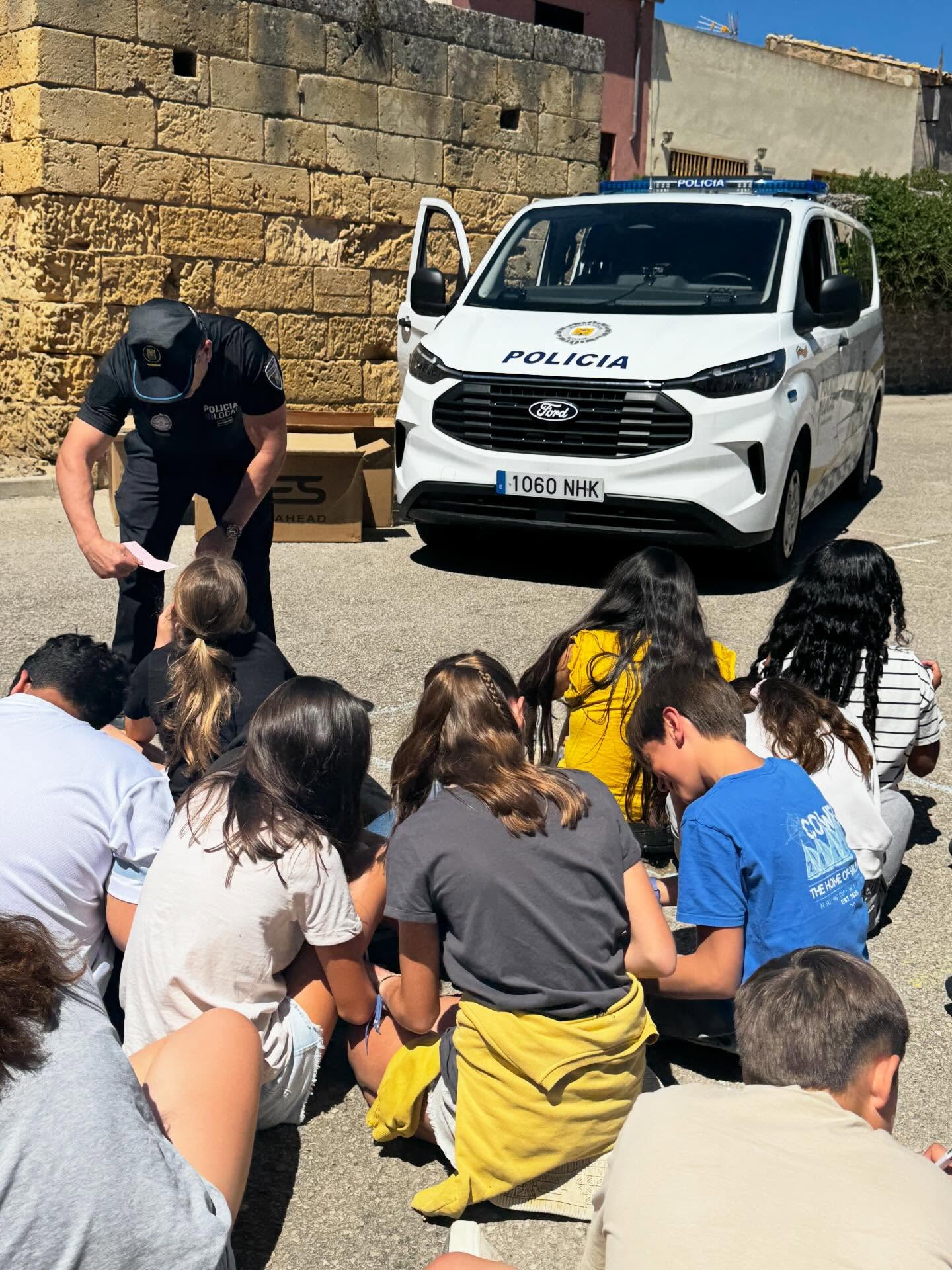 Des de l’escola volem donar les gràcies a l’Ajuntament d’Alcudia i a la Policia Local per les activitats d’educació vial que han realitzat aquesta setmana amb l’alumnat de 6è 🚴♀️🚦
Ha estat una experiencia molt enriquidora que ha permès als infants aprendre d’una manera pràctica i divertida, la importància de seguretat vial i de la mobilitat sostenible.
També volem agrair el casc que han regalat a cada alumne, un detall molt útil aue contribuirà a fomentar hàbits segurs.
Gràcies per la vostra implicació i per fer possible iniciatives educatives con aquesta! 👏🏼👏🏼