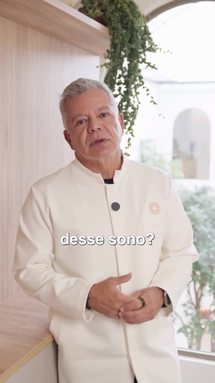 Você sabia que a luz do celular pode estar sabotando a sua disposição de amanhã?
Muitas pessoas acreditam que dormir por cansaço ou em frente à TV é um hábito inofensivo, mas a ciência explica o contrário. A exposição aos “pixels azuis” das telas inibe a produção natural de melatonina, dificultando o sono profundo e reparador.
Pequenas mudanças, como desligar as telas 30 minutos antes de deitar, podem transformar a sua saúde e produtividade.
Dica de ouro: Crie um ambiente escuro e acolhedor. O seu corpo agradece!
#Saude #HigieneDoSono #BemEstar #DicasMedicas #QualidadeDeVida Melatonina