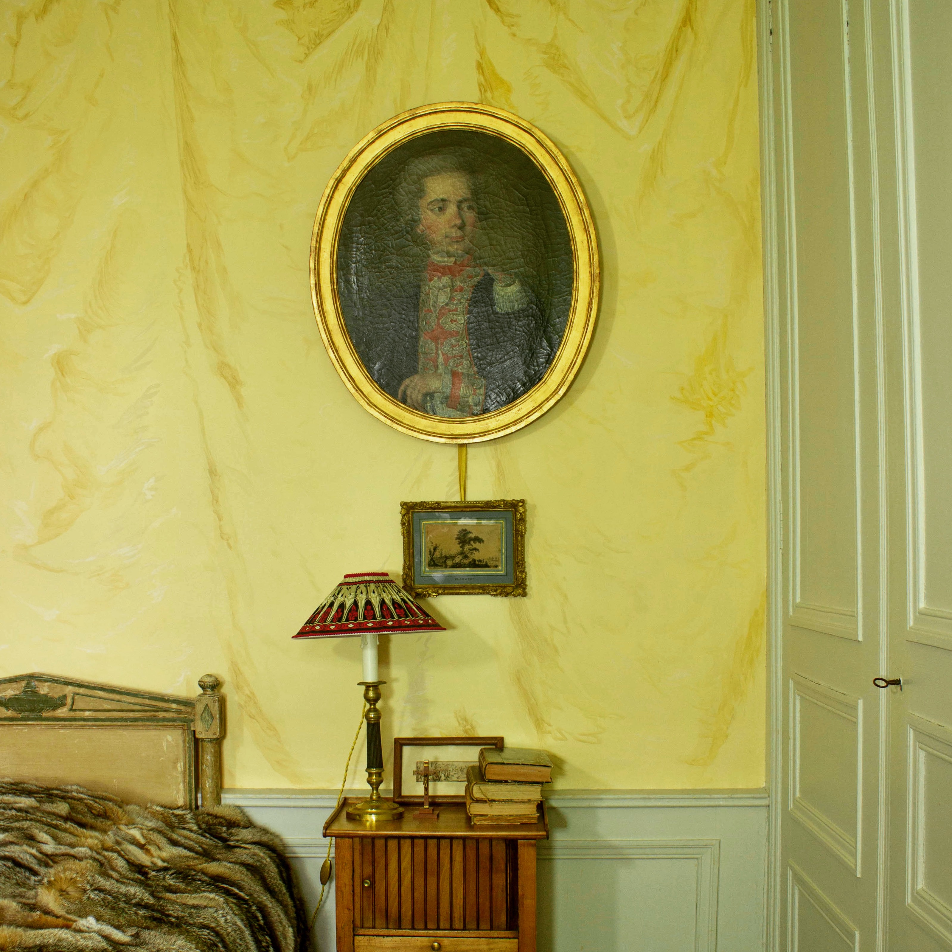 Mur peints à la manière d’un drapé pour une chambre de style Empire, patine et
plinthes en faux marbre Cerfontaine. #trompeloeil #artisandart #peintureendecor #patrimoinefrancais #savoirfaire #peintureàlhuile #styleempire #frenchinteriordesign #classicstyle