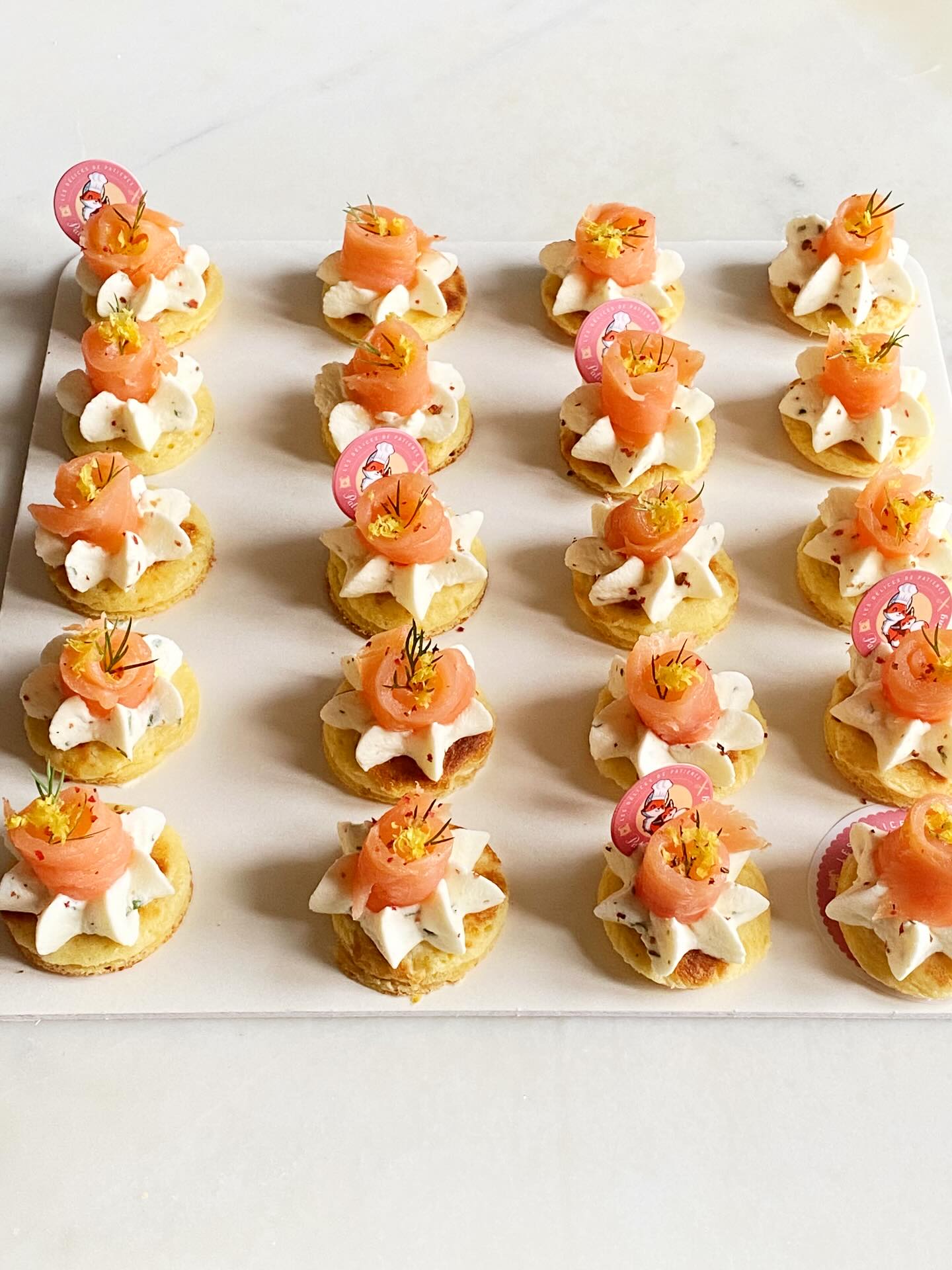 Sometimes, the simplest things are the most irresistible ✨
Homemade mini blinis, silky lemon chantilly, smoked salmon, fresh dill and a touch of lemon zest.
Fresh, elegant and dangerously easy to eat… one quickly turns into five. 🐟🍋
Perfect for cocktail parties, corporate events and celebrations at home.
French-style catering, made from scratch in Hong Kong 🇫🇷
#HongKongCatering #FrenchCatering #CocktailFood #SmokedSalmon #PartyFood