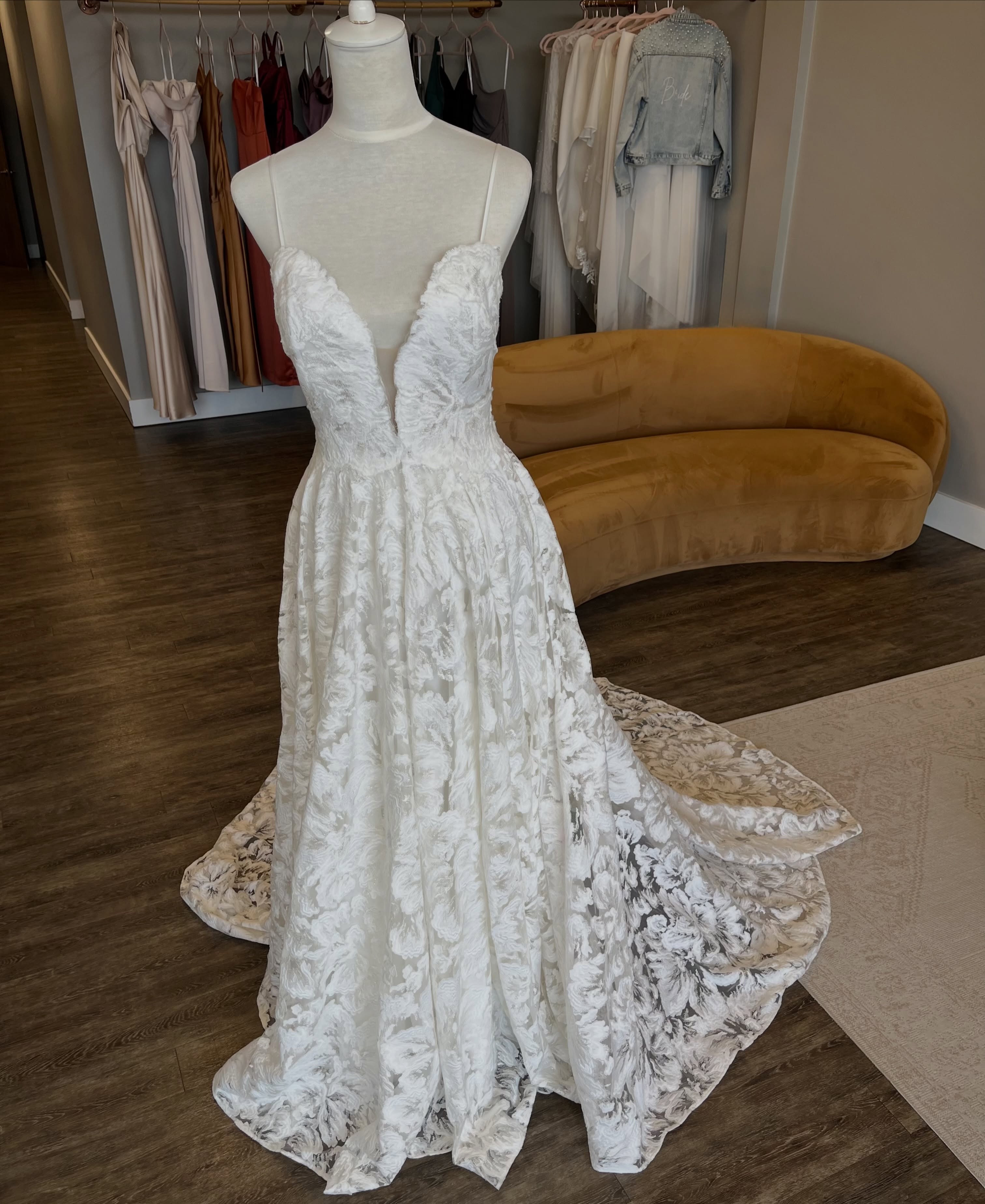 Grace Loves Lace Como is here and ready to go home with her bride 🏡 Save $1500 on a like-new sample that you have already saved in your inspo folder ✨